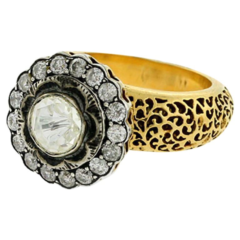 Bague de style victorien avec diamants au centre et diamants pavés au motif ornemental