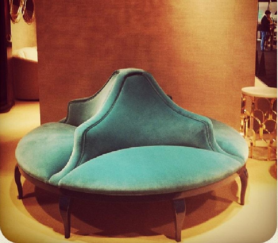 Rundes Sofa im viktorianischen Stil aus Baumwoll-Satin im Zustand „Neu“ im Angebot in New York, NY