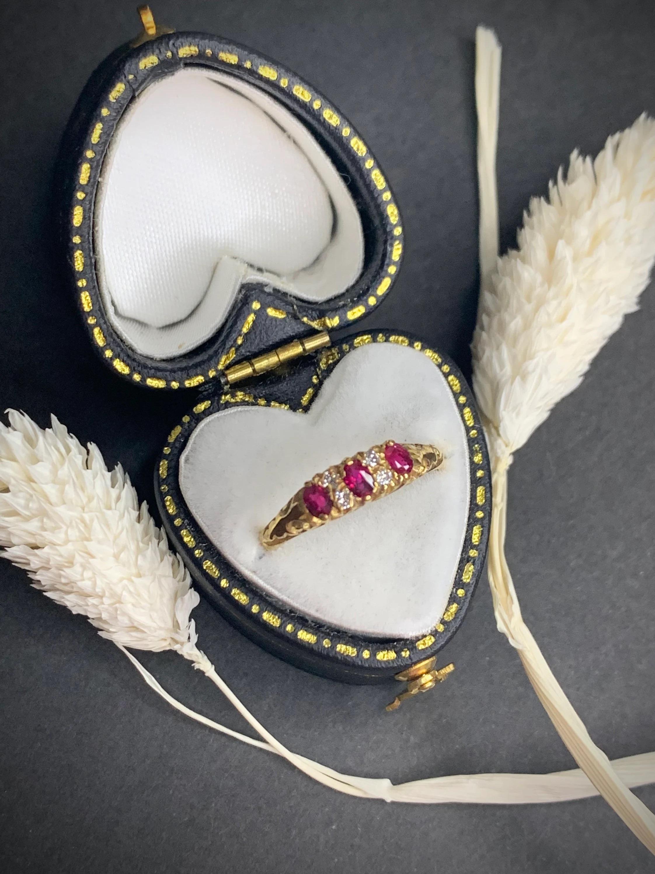 Anello con rubino e diamante intagliato

oro 18ct 

In stile vittoriano, con favolosi rubini e diamanti incastonati in una splendida cornice intagliata a mano. 

Makers Mark CJS 

UK Taglia K 

US Size 5 1/2

Può essere ridimensionato utilizzando il