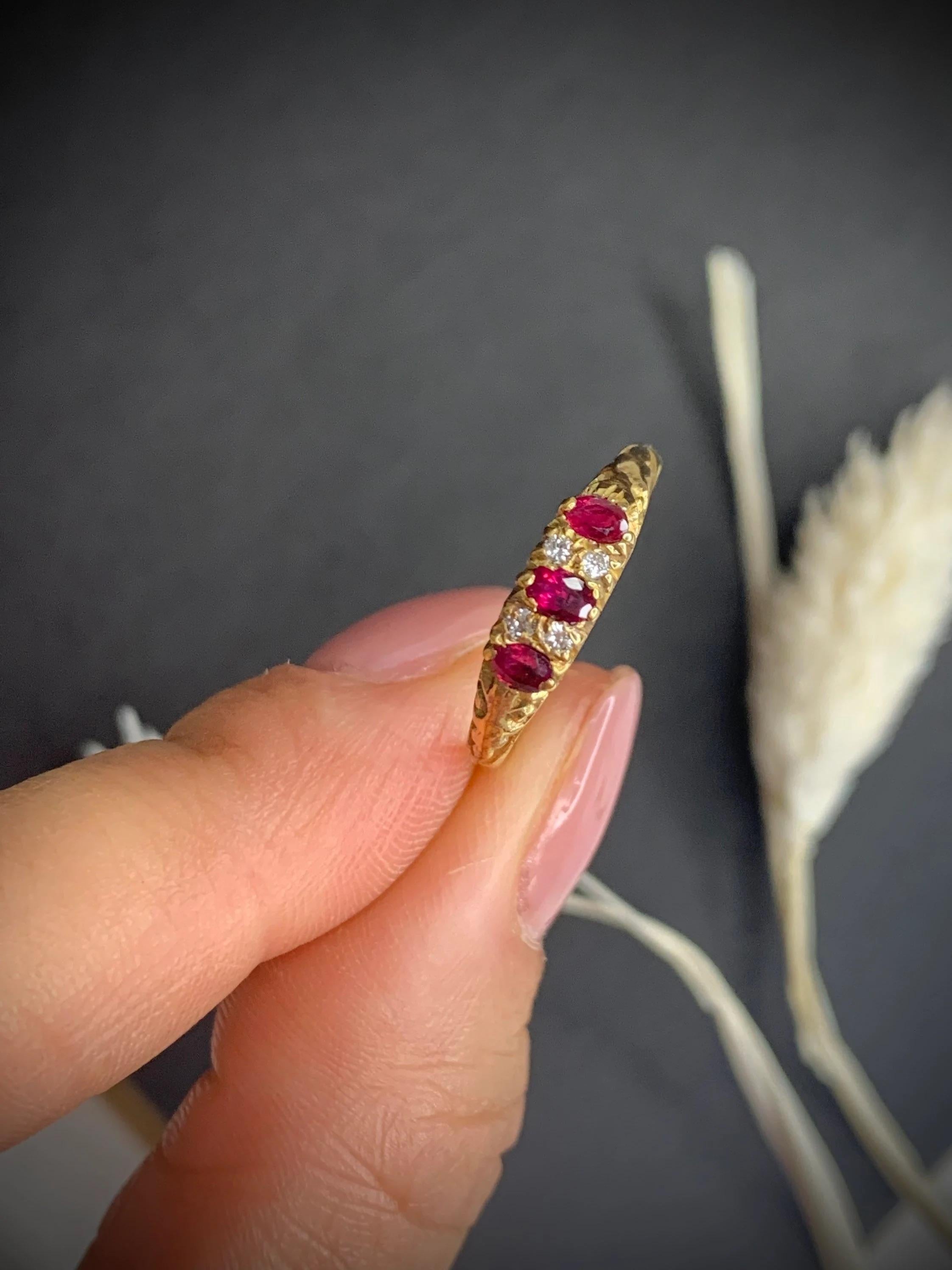 Taglio brillante Anello con rubino e diamante intagliato a mano in stile vittoriano in vendita