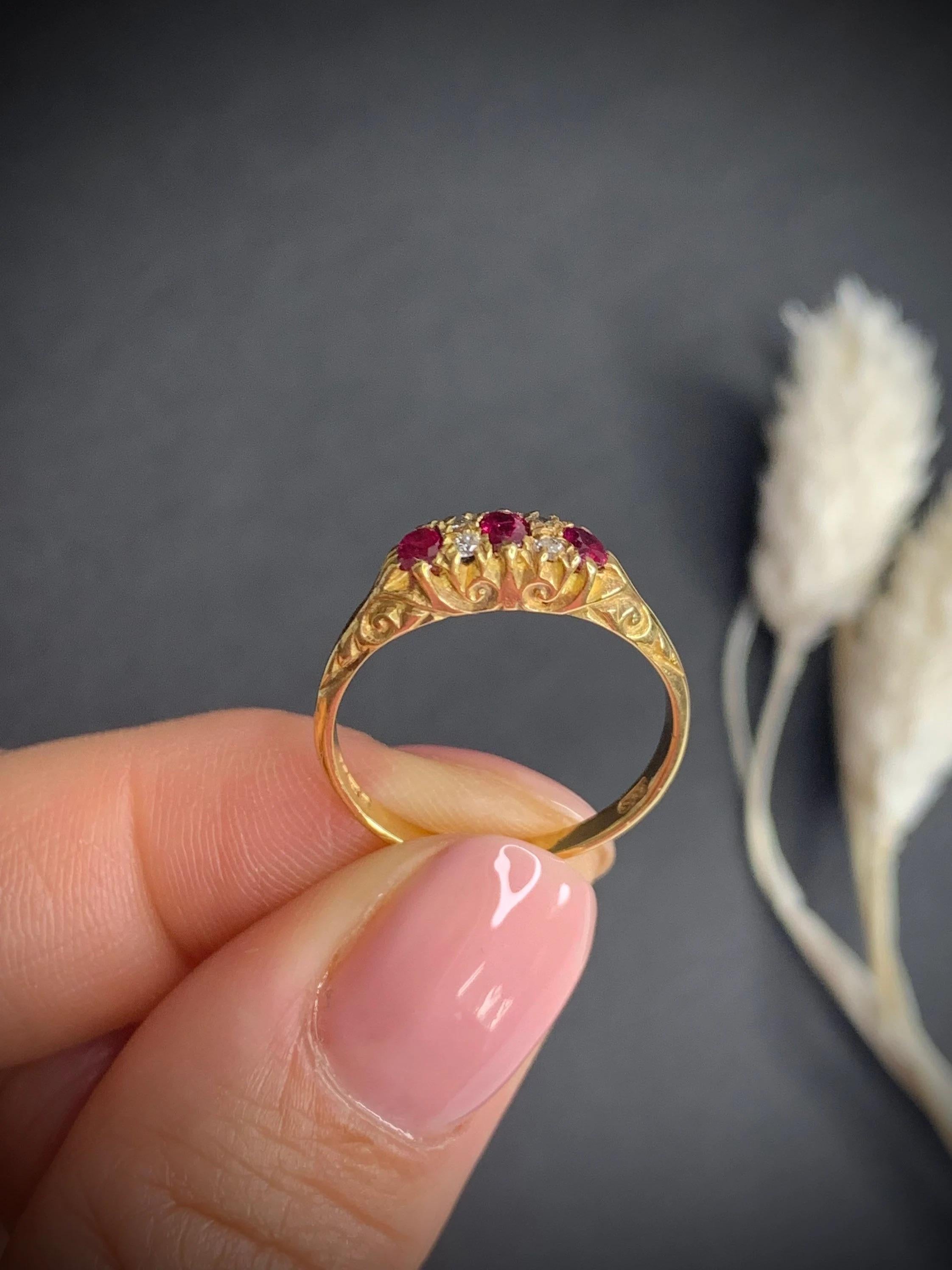 Anello con rubino e diamante intagliato a mano in stile vittoriano In condizioni buone in vendita a Brighton, GB