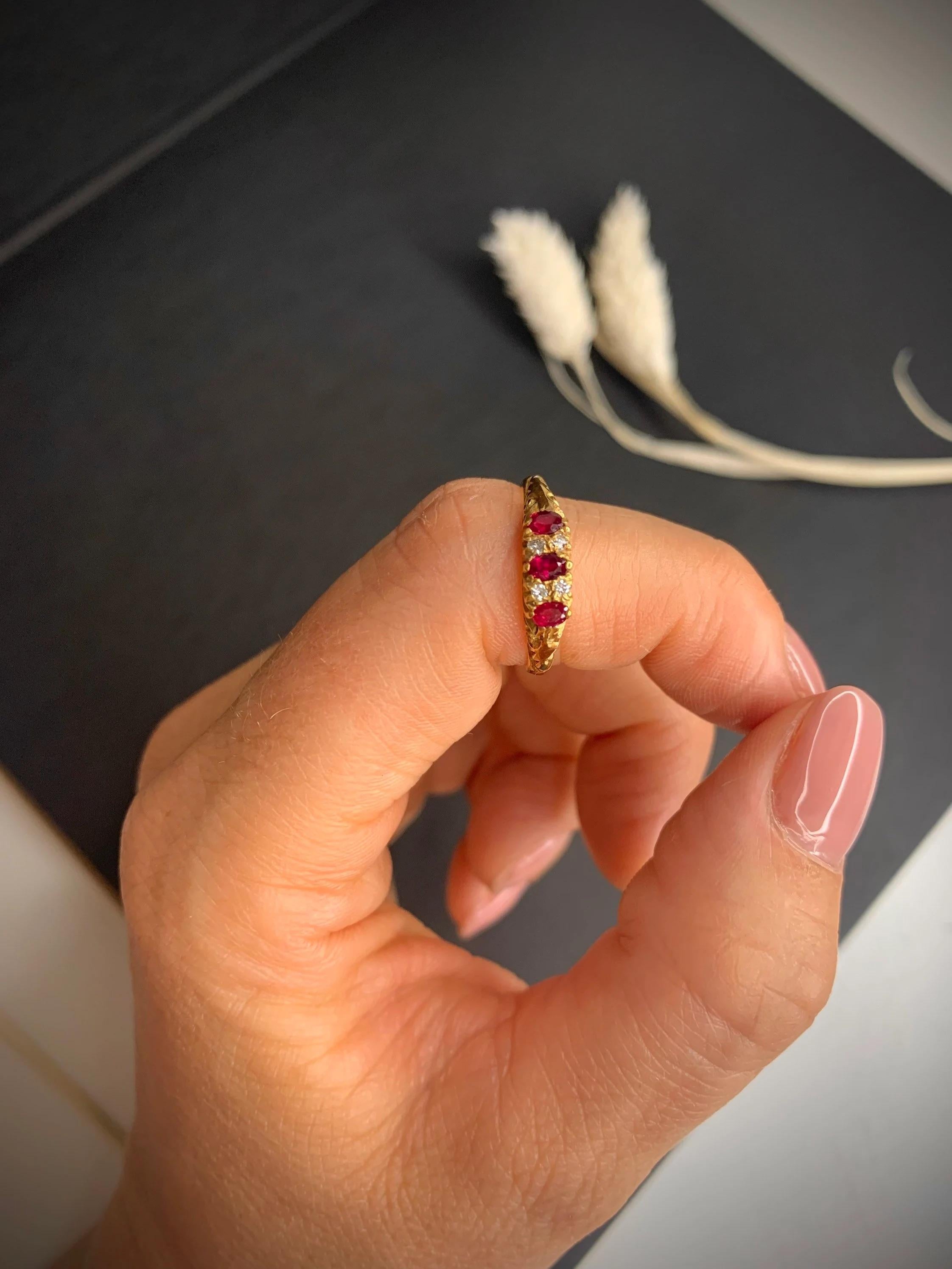 Anello con rubino e diamante intagliato a mano in stile vittoriano in vendita 2
