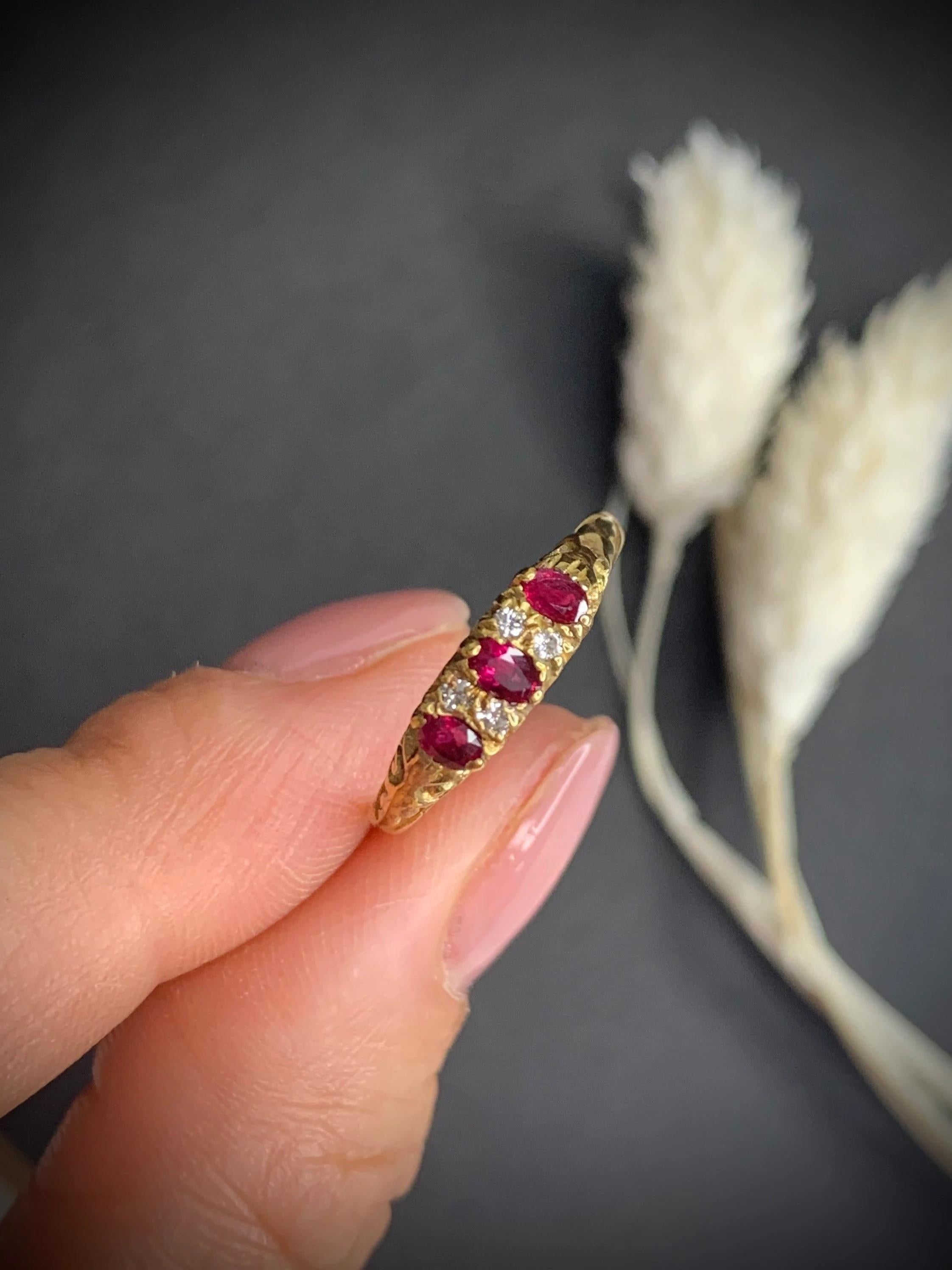 Anello con rubino e diamante intagliato a mano in stile vittoriano in vendita 3