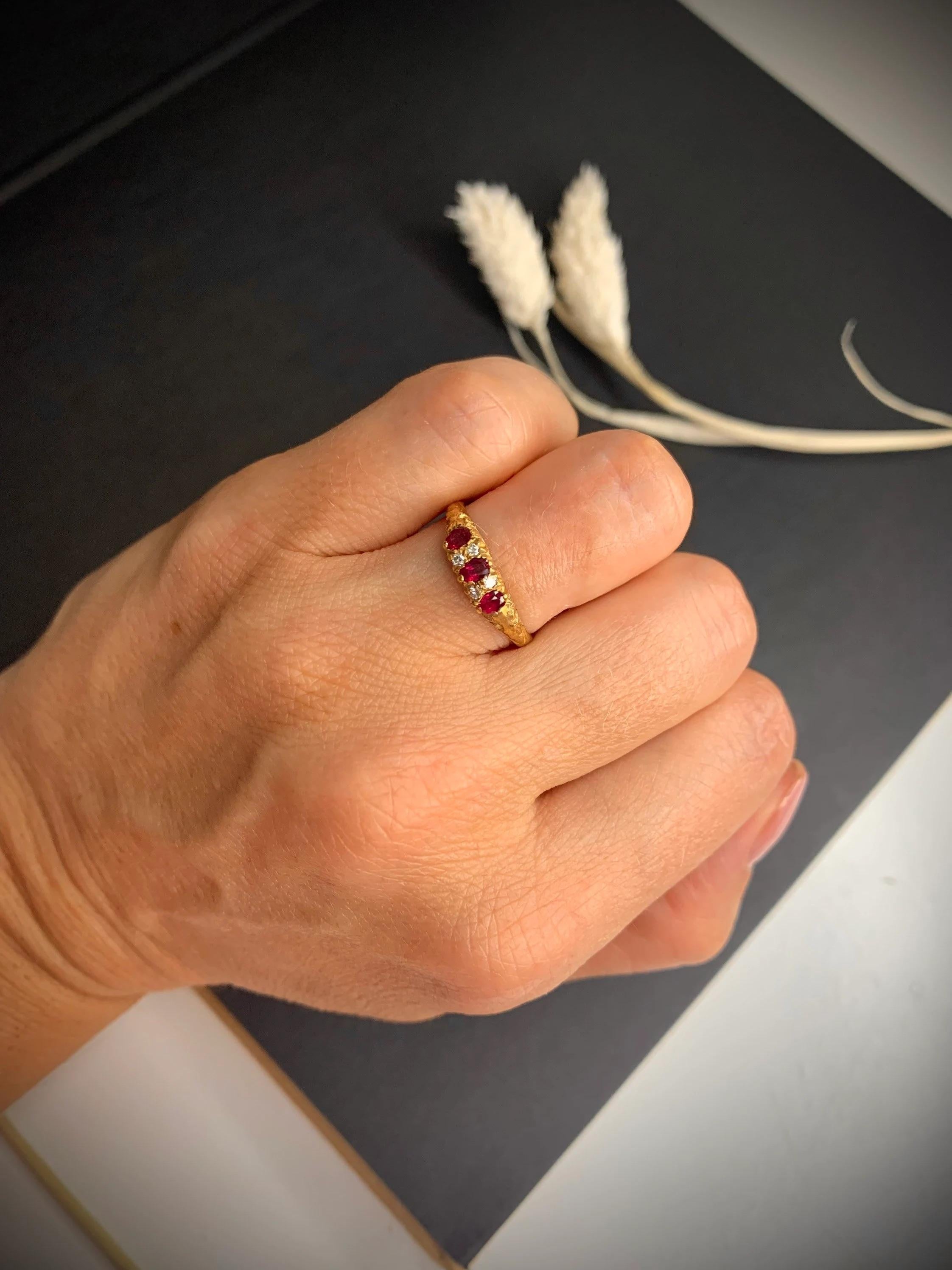 Anello con rubino e diamante intagliato a mano in stile vittoriano in vendita 4