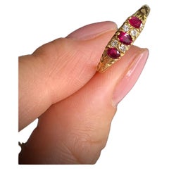 Anillo Tallado a Mano de Rubíes y Diamantes de Estilo Victoriano