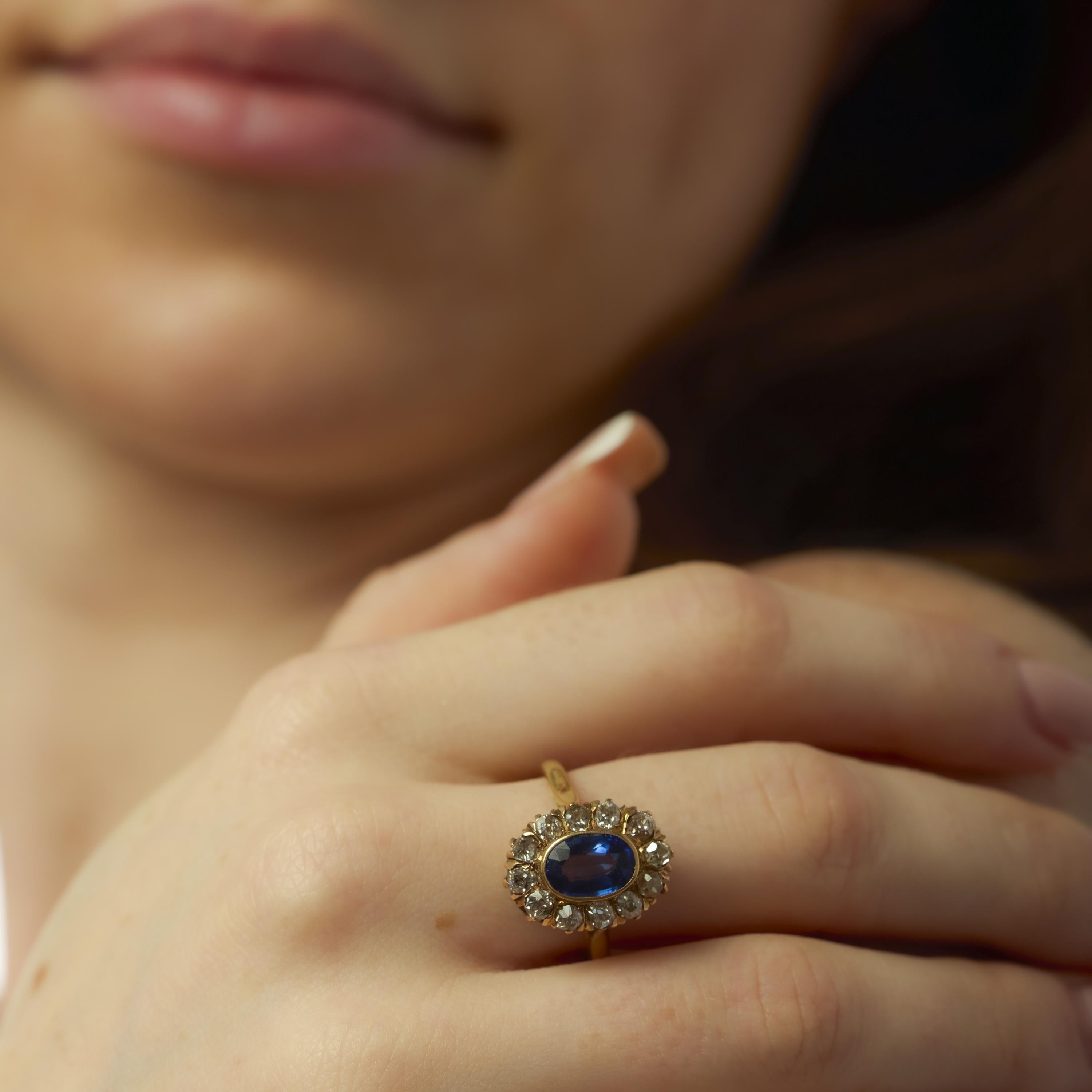 Taglio ovale Anello a grappolo con zaffiro e diamante in oro giallo 18 carati in stile vittoriano in vendita