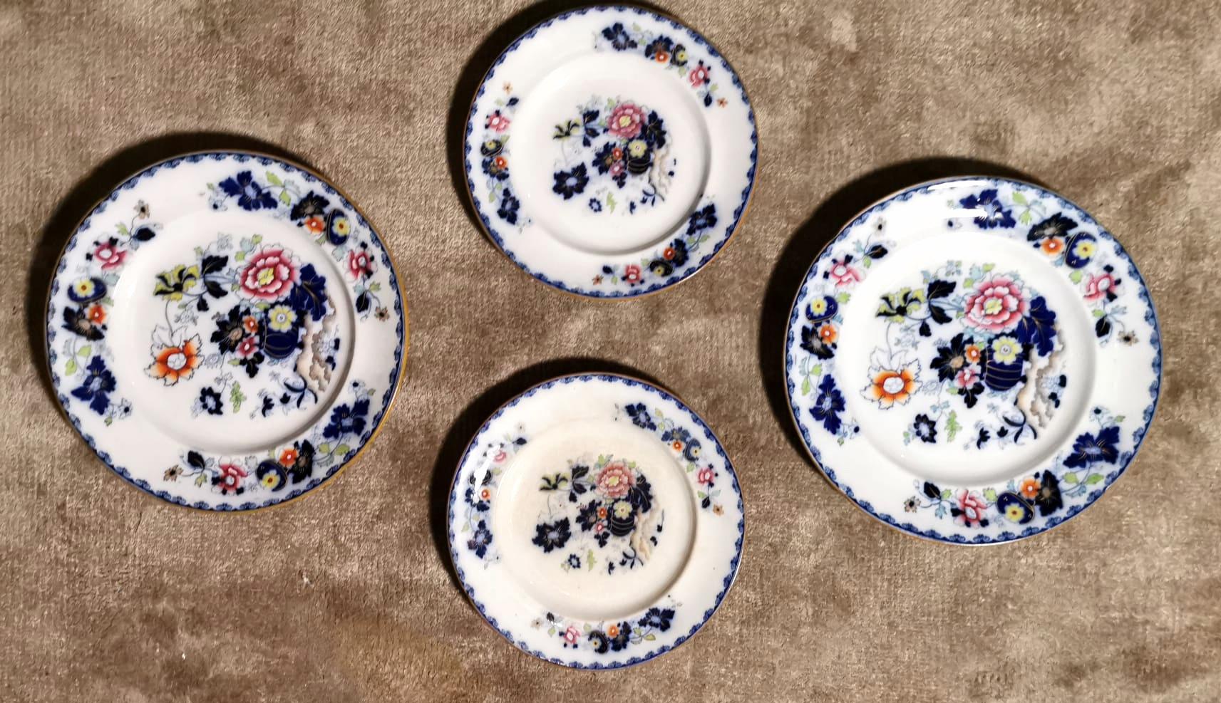 We kindly suggest you read the whole description, as with it we try to give you detailed technical and historical information to guarantee the authenticity of our items.
Refined and elegant English decorative ceramic plates; the set consists of two