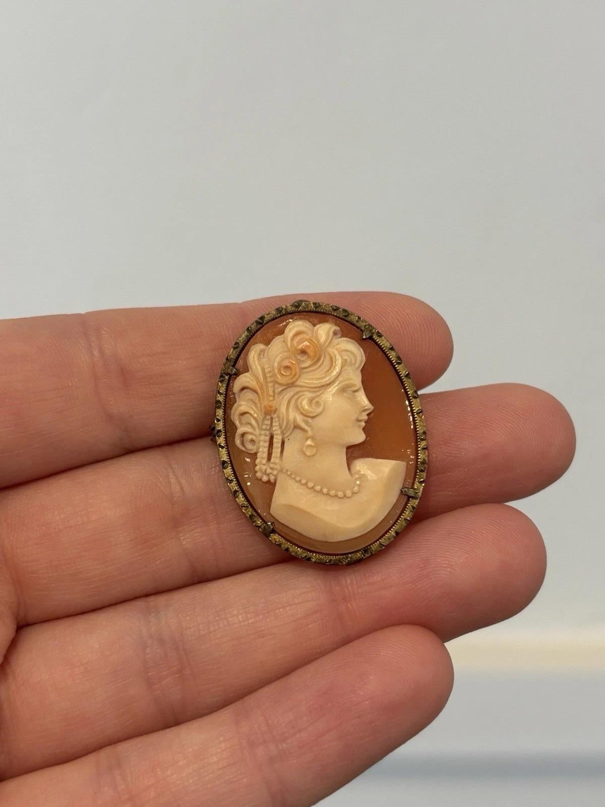 Broche de style victorien avec cadre plaqué jaune, 3.5cm x 2.5cm Excellent état - En vente à Carmel By The Sea, CA