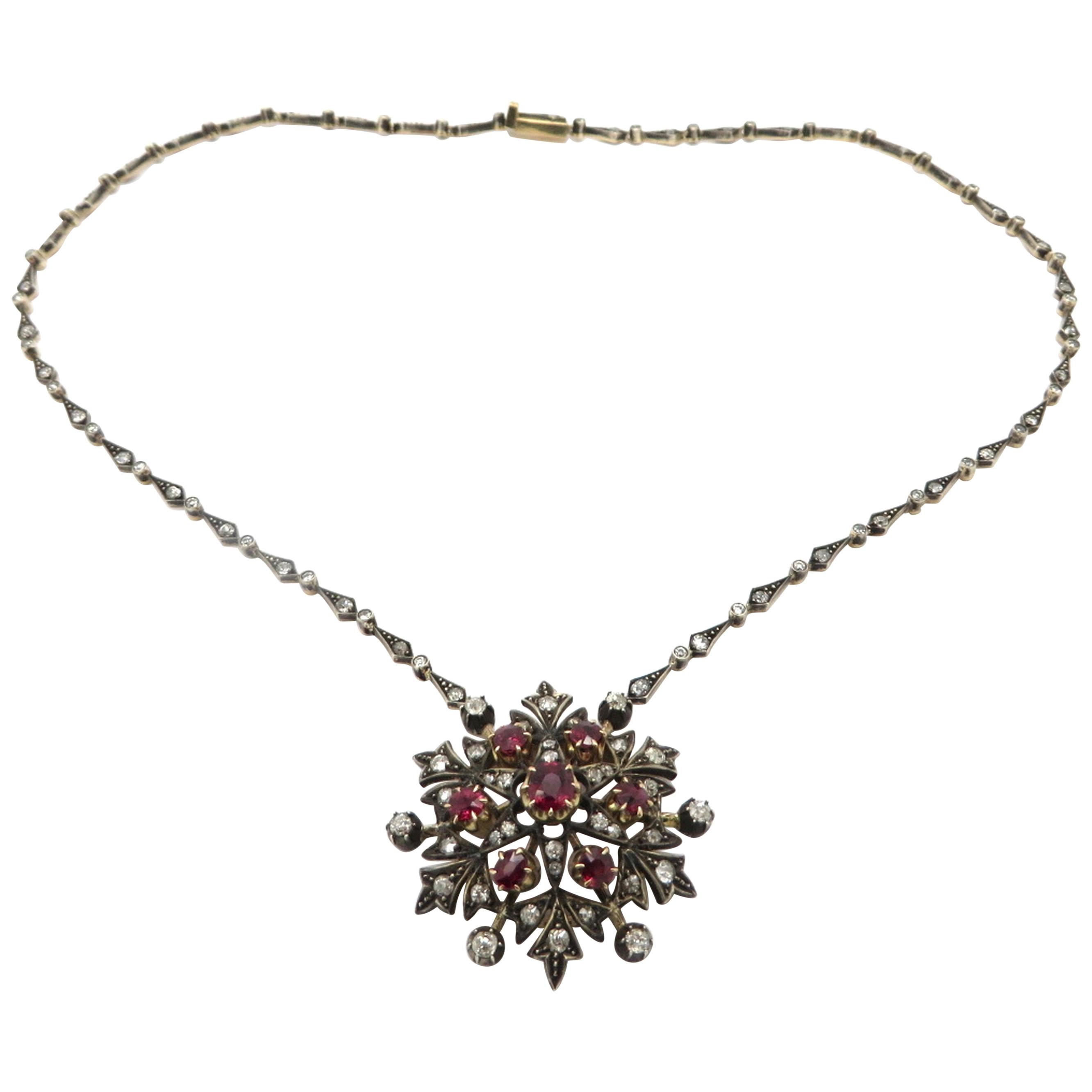 Collier de style victorien en argent et or jaune 18 carats avec fleurs en rubis et diamants en vente