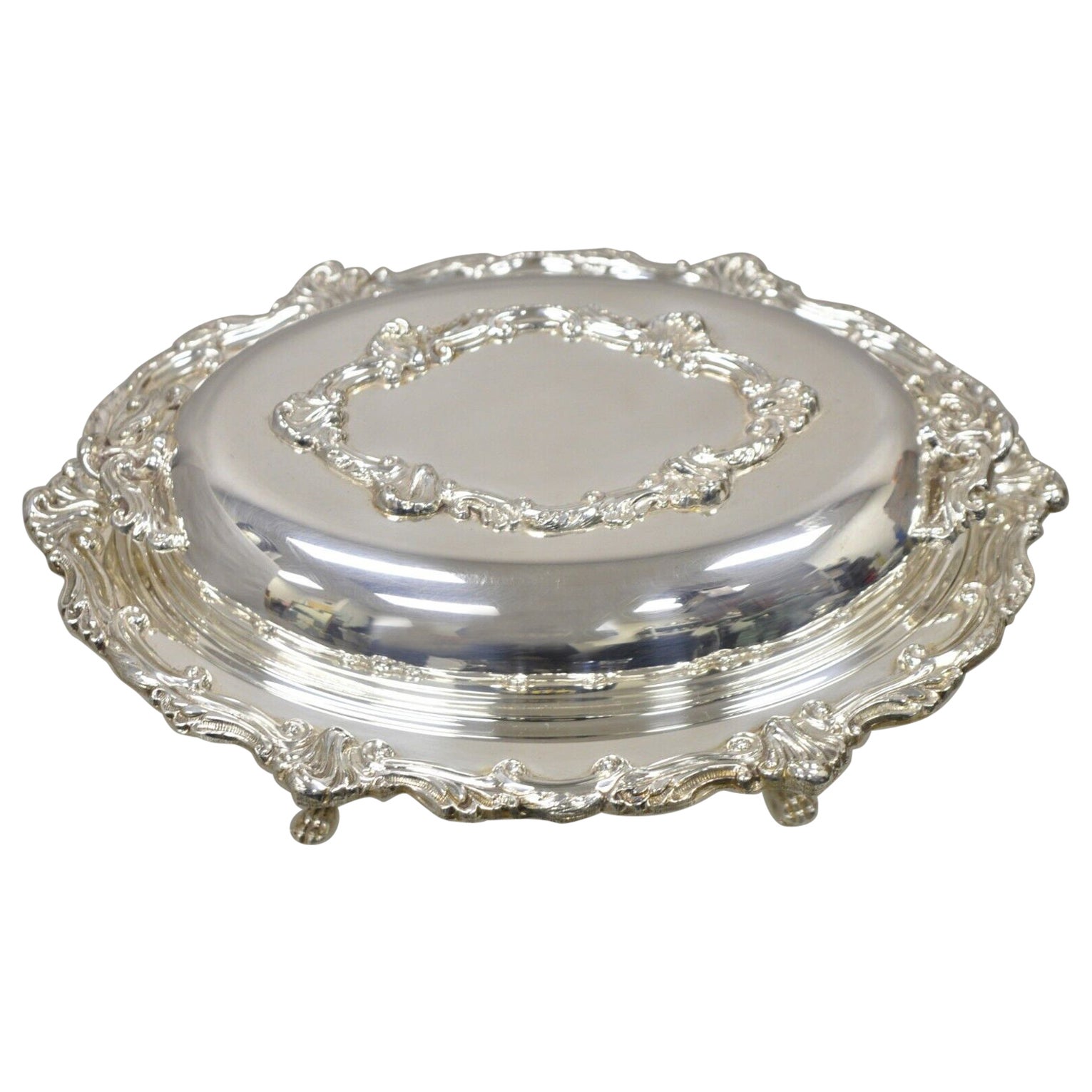 Piatto da portata per verdure con coperchio ornato e doppio manico in stile vittoriano placcato in argento in vendita