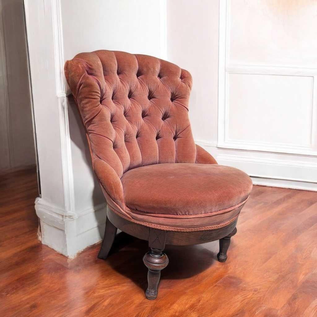 Chaise pantoufle de style victorien, velours rose tufté, base en bois sculpté, vers 1900 en vente 3