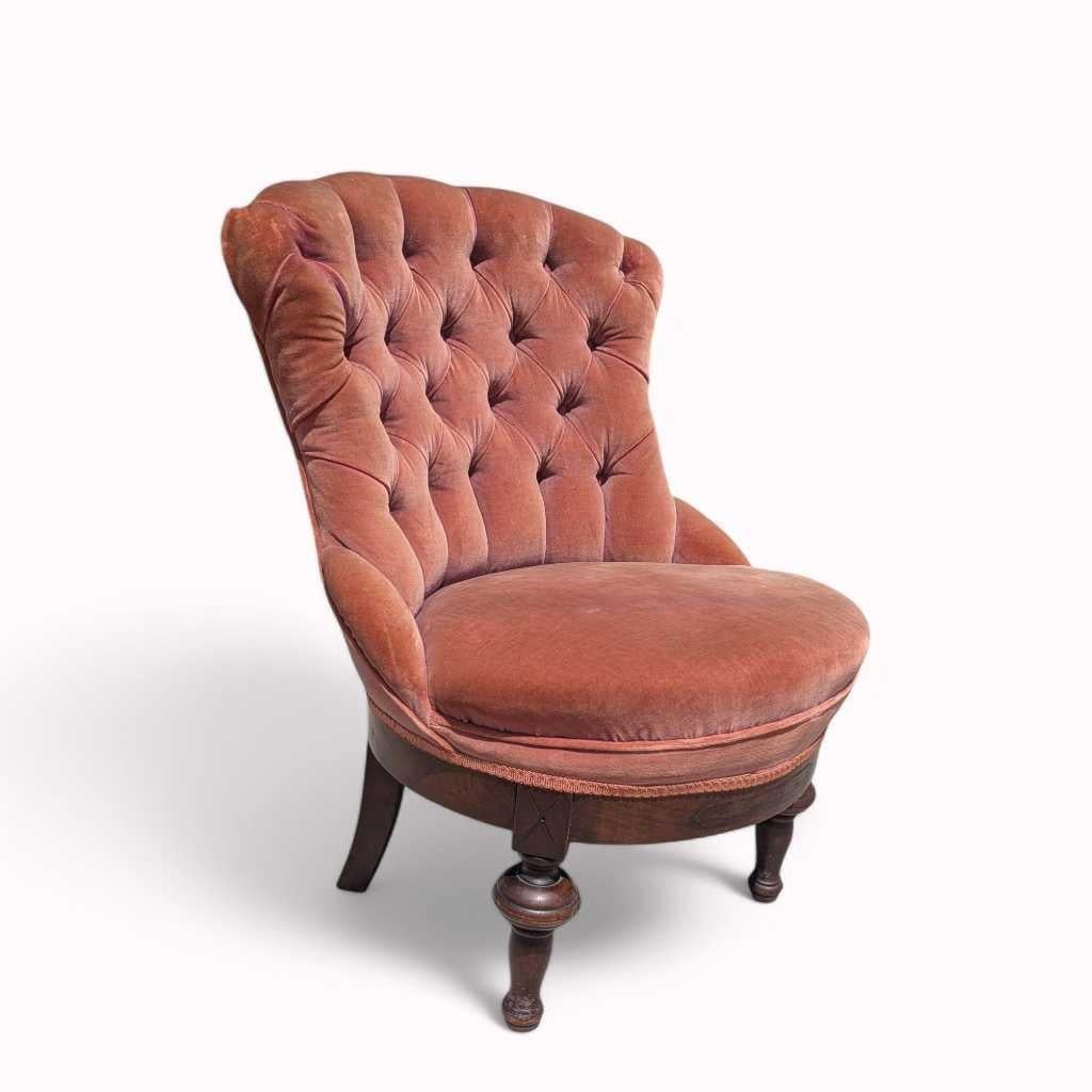 Chaise pantoufle de style victorien, velours rose tufté, base en bois sculpté, vers 1900 en vente 4