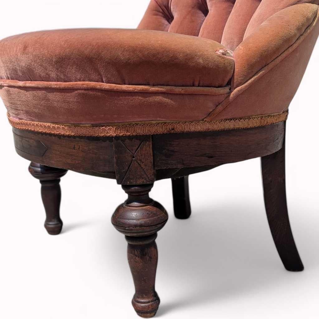 Chaise pantoufle de style victorien, velours rose tufté, base en bois sculpté, vers 1900 en vente 8