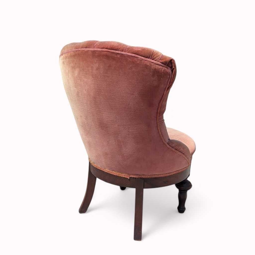 Chaise pantoufle de style victorien, velours rose tufté, base en bois sculpté, vers 1900 en vente 9