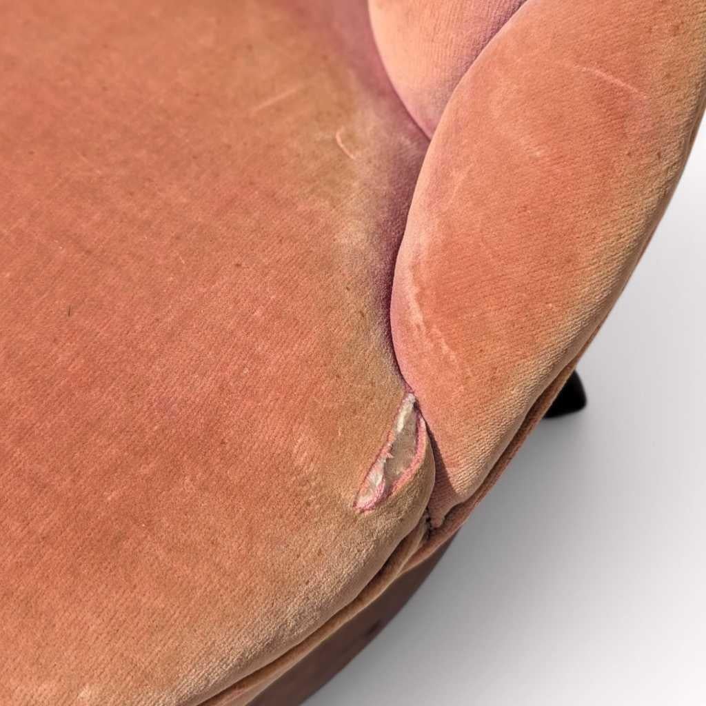 Chaise pantoufle de style victorien, velours rose tufté, base en bois sculpté, vers 1900 en vente 10
