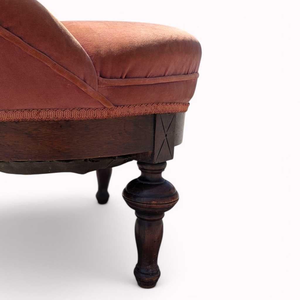 Chaise pantoufle de style victorien, velours rose tufté, base en bois sculpté, vers 1900 en vente 11