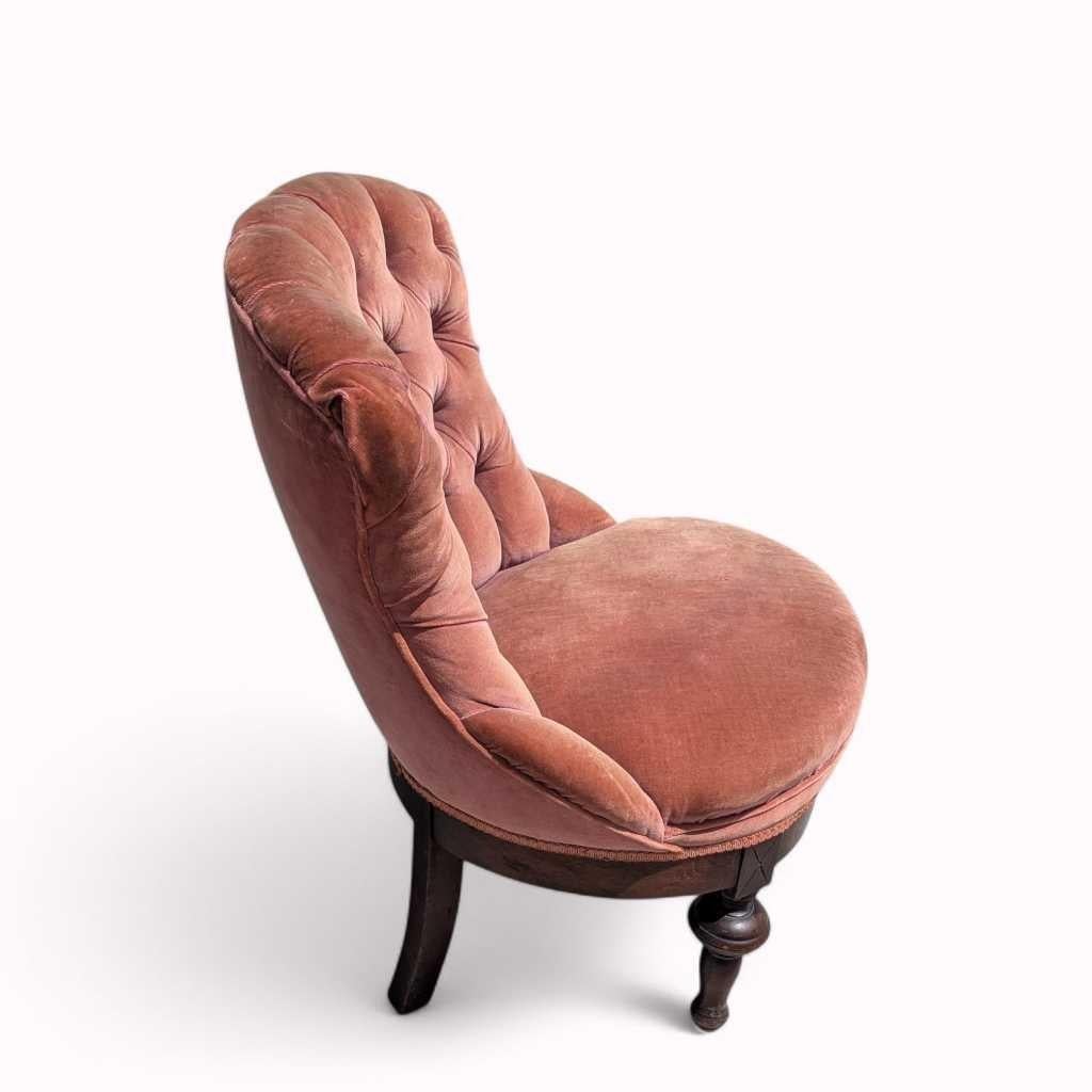 Chaise pantoufle de style victorien, velours rose tufté, base en bois sculpté, vers 1900 en vente 12