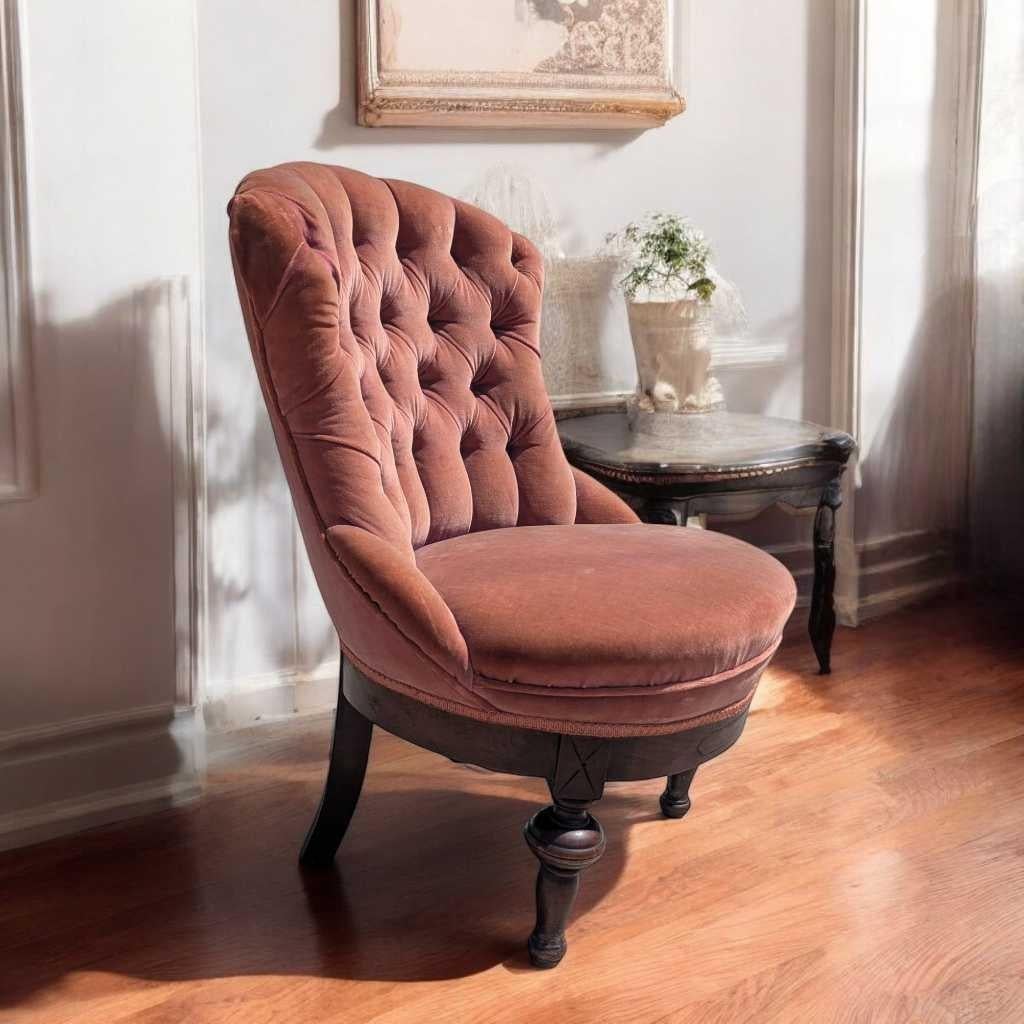 Un charmant fauteuil vintage d'inspiration victorienne, avec un dossier en velours rose profondément touffeté, une assise arrondie et une base en bois massif ornementalement sculptée. Basse et élégante, cette chaise d'appoint apporte une touche