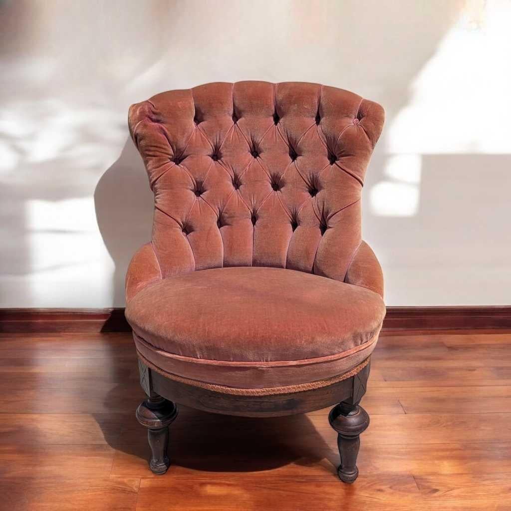 Victorien Chaise pantoufle de style victorien, velours rose tufté, base en bois sculpté, vers 1900 en vente
