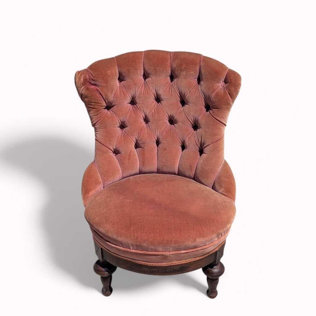 Chaise pantoufle de style victorien, velours rose tufté, base en bois sculpté, vers 1900 Bon état - En vente à Rancho Cucamonga, CA