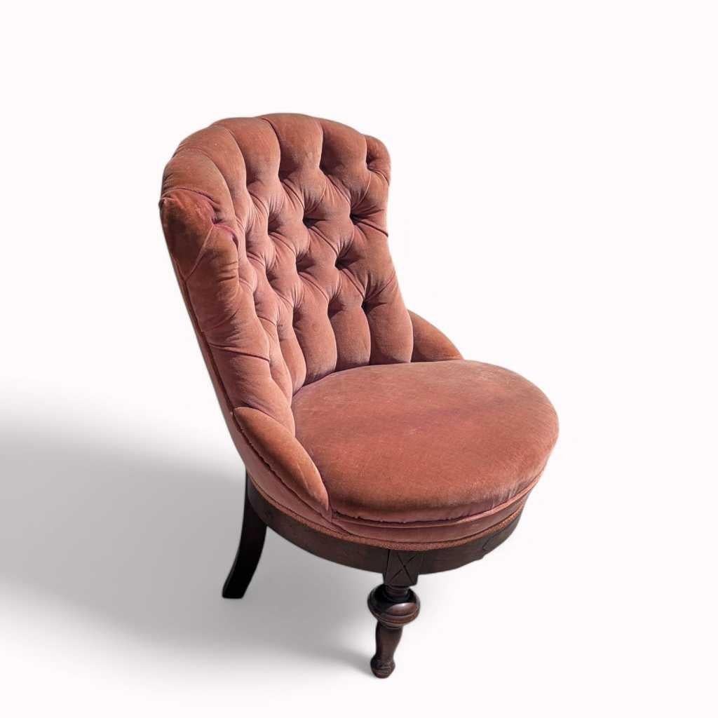 Velours Chaise pantoufle de style victorien, velours rose tufté, base en bois sculpté, vers 1900 en vente