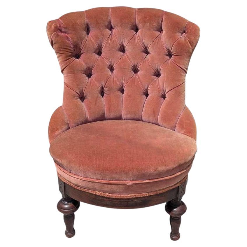 Silla pantufla de estilo victoriano, terciopelo rosa acolchado, base de madera tallada, c. 1900