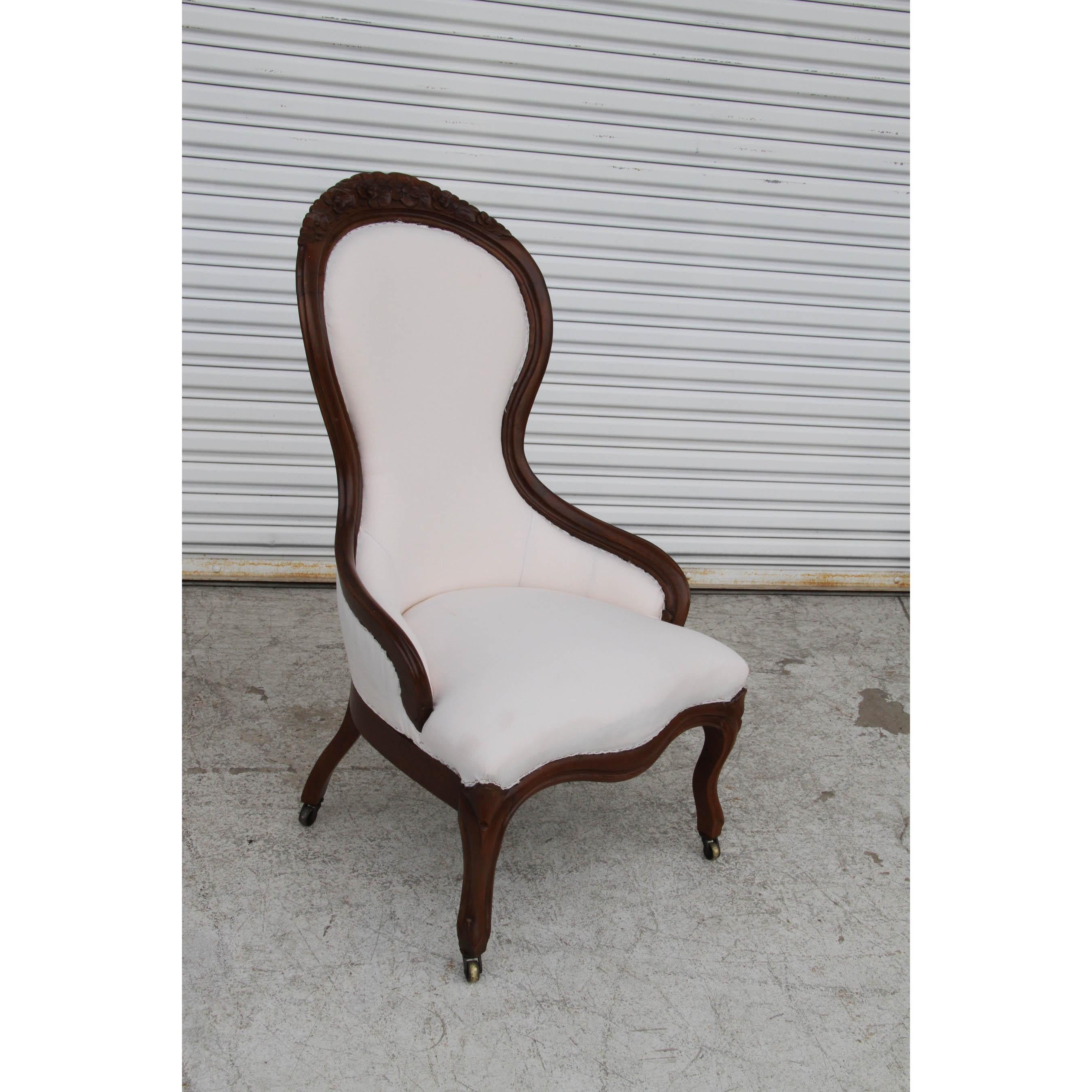 Victorian style spoon back parlor lounge chair.
 
Victorian style chair with a spoon back. Mahogany with Cabriole legs on original castors. 


 