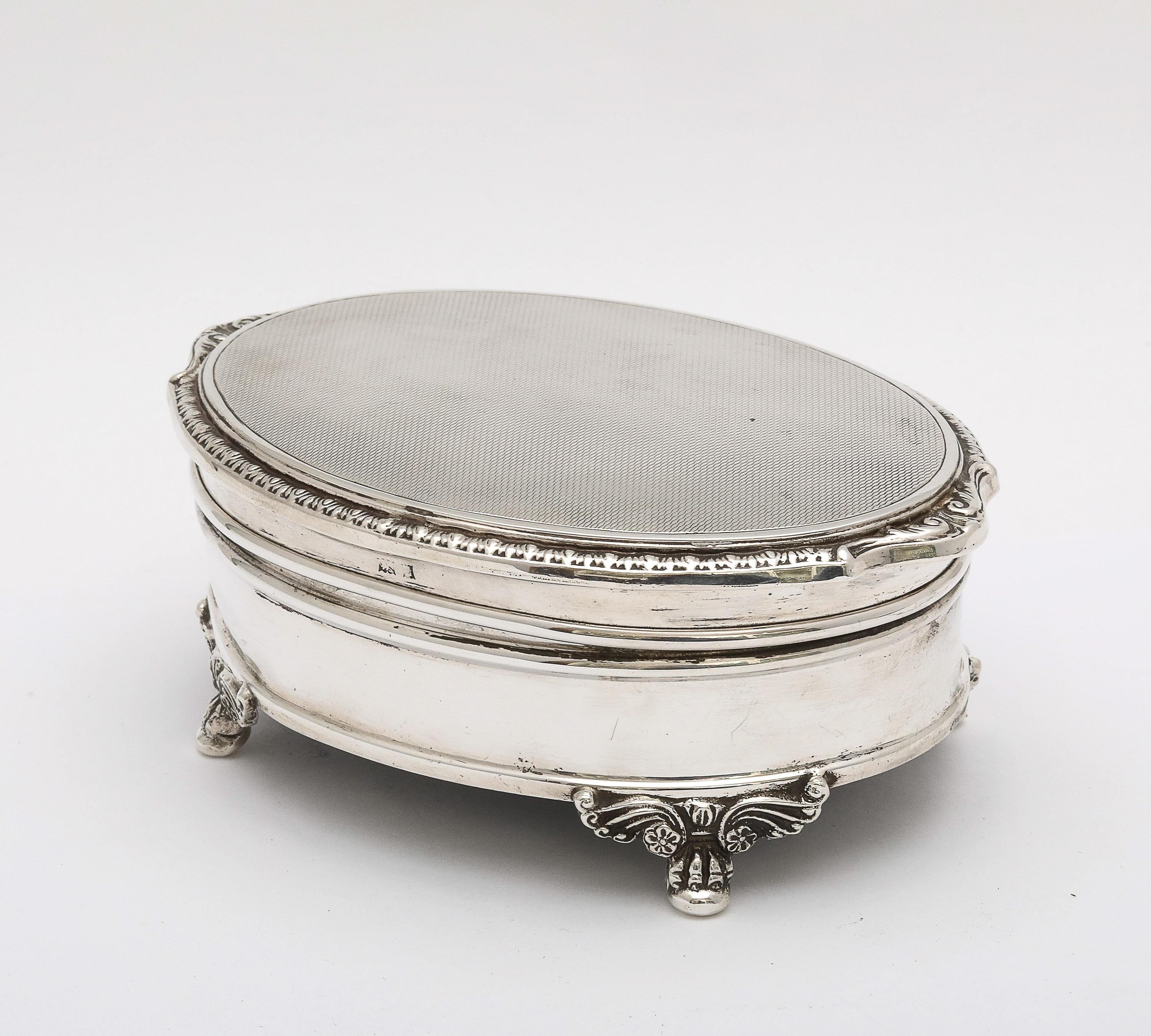 Victorian-Style Sterling Silver Jewelry/Trinkets Box  With Hinged Lid For Sale 5