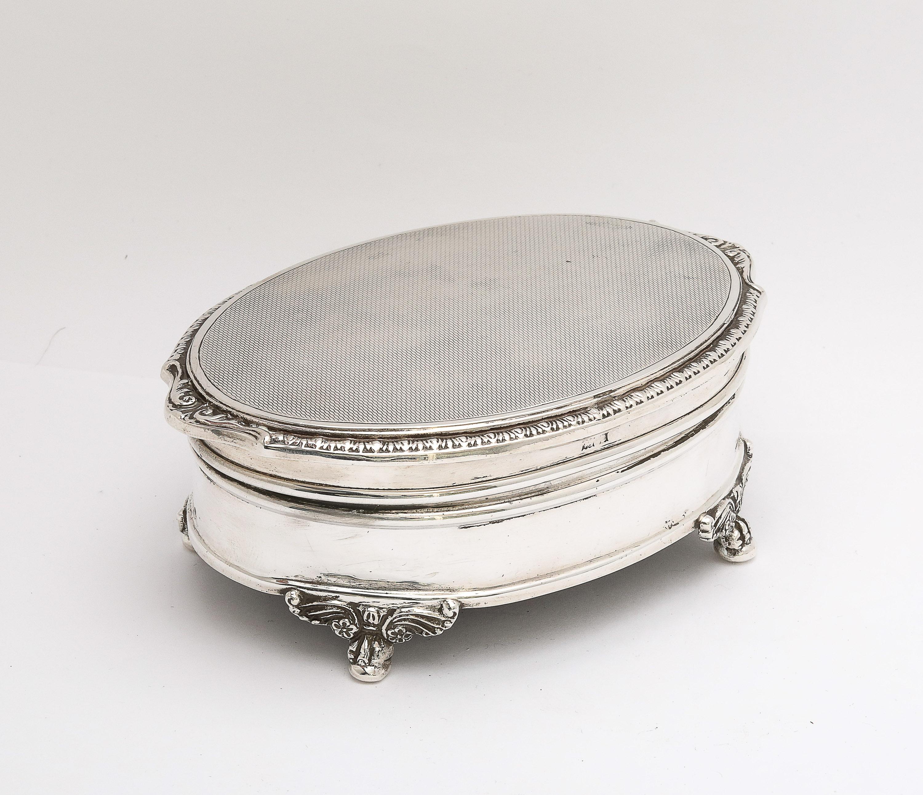 Victorian-Style Sterling Silver Jewelry/Trinkets Box  With Hinged Lid For Sale 11