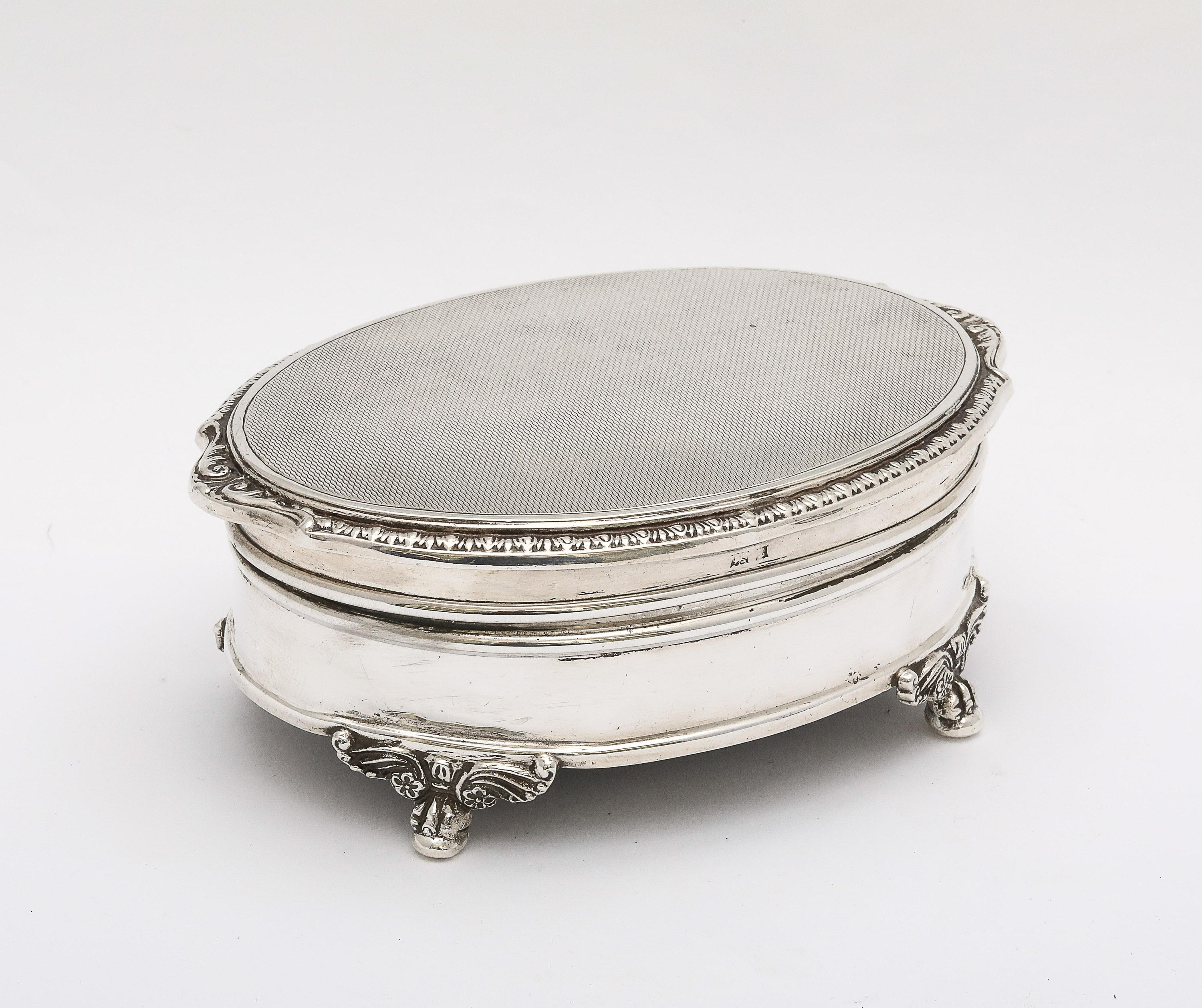 Victorian-Style Sterling Silver Jewelry/Trinkets Box  With Hinged Lid In Good Condition For Sale In New York, NY