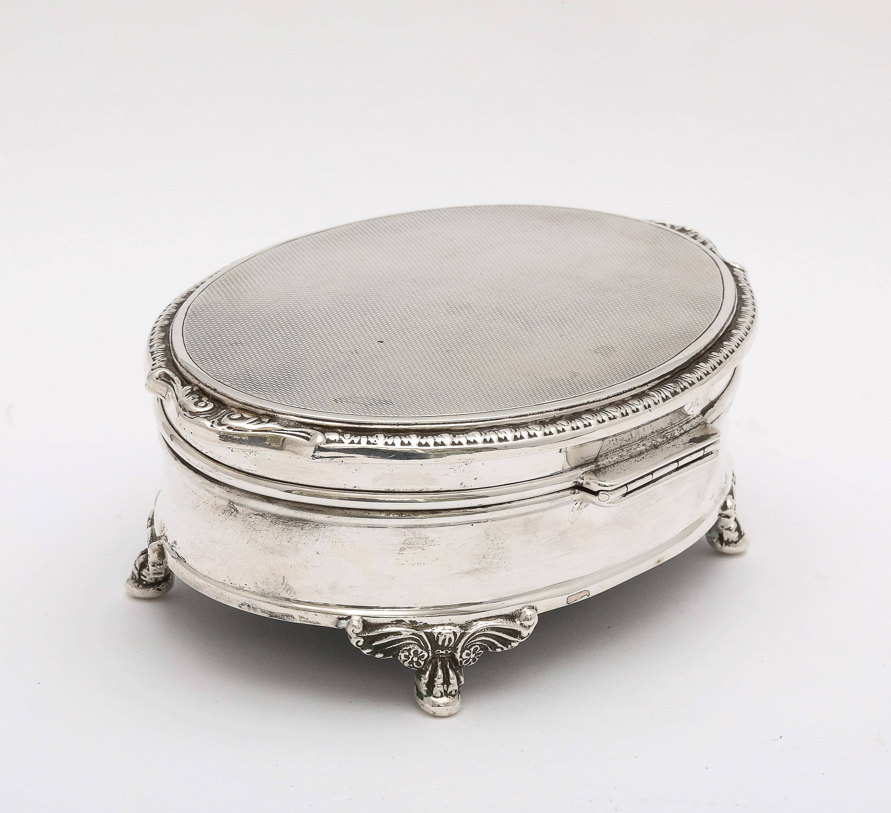 Victorian-Style Sterling Silver Jewelry/Trinkets Box  With Hinged Lid For Sale 3