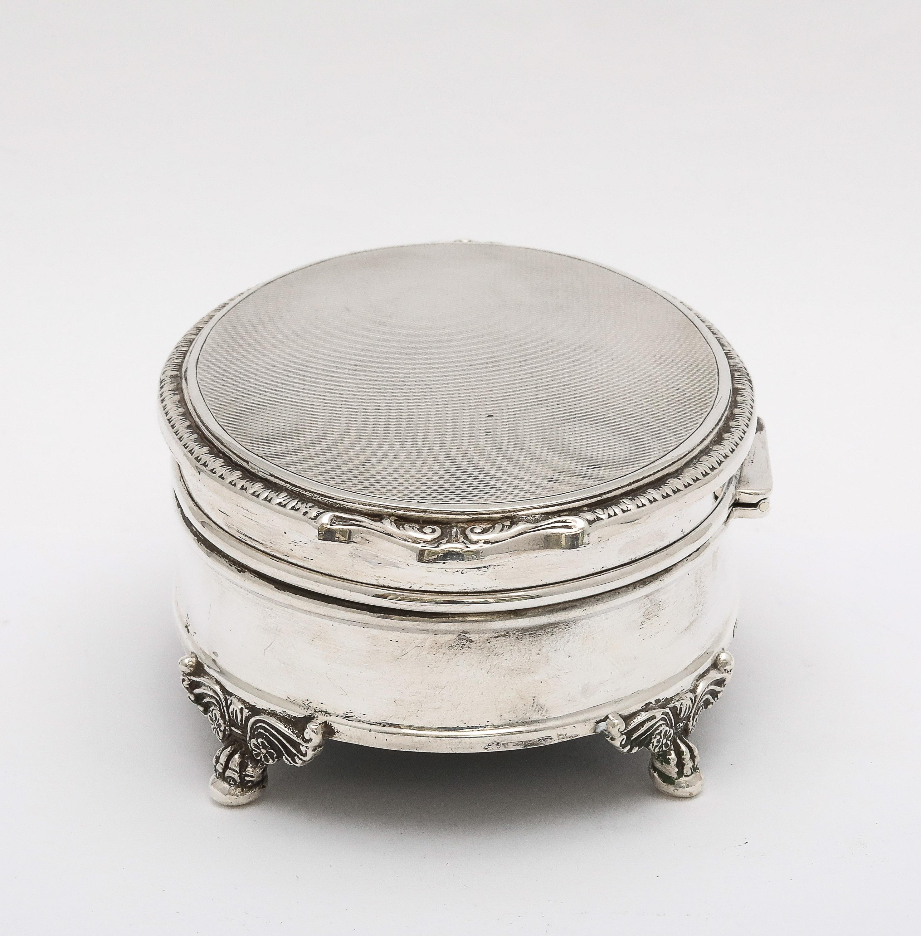Victorian-Style Sterling Silver Jewelry/Trinkets Box  With Hinged Lid For Sale 4