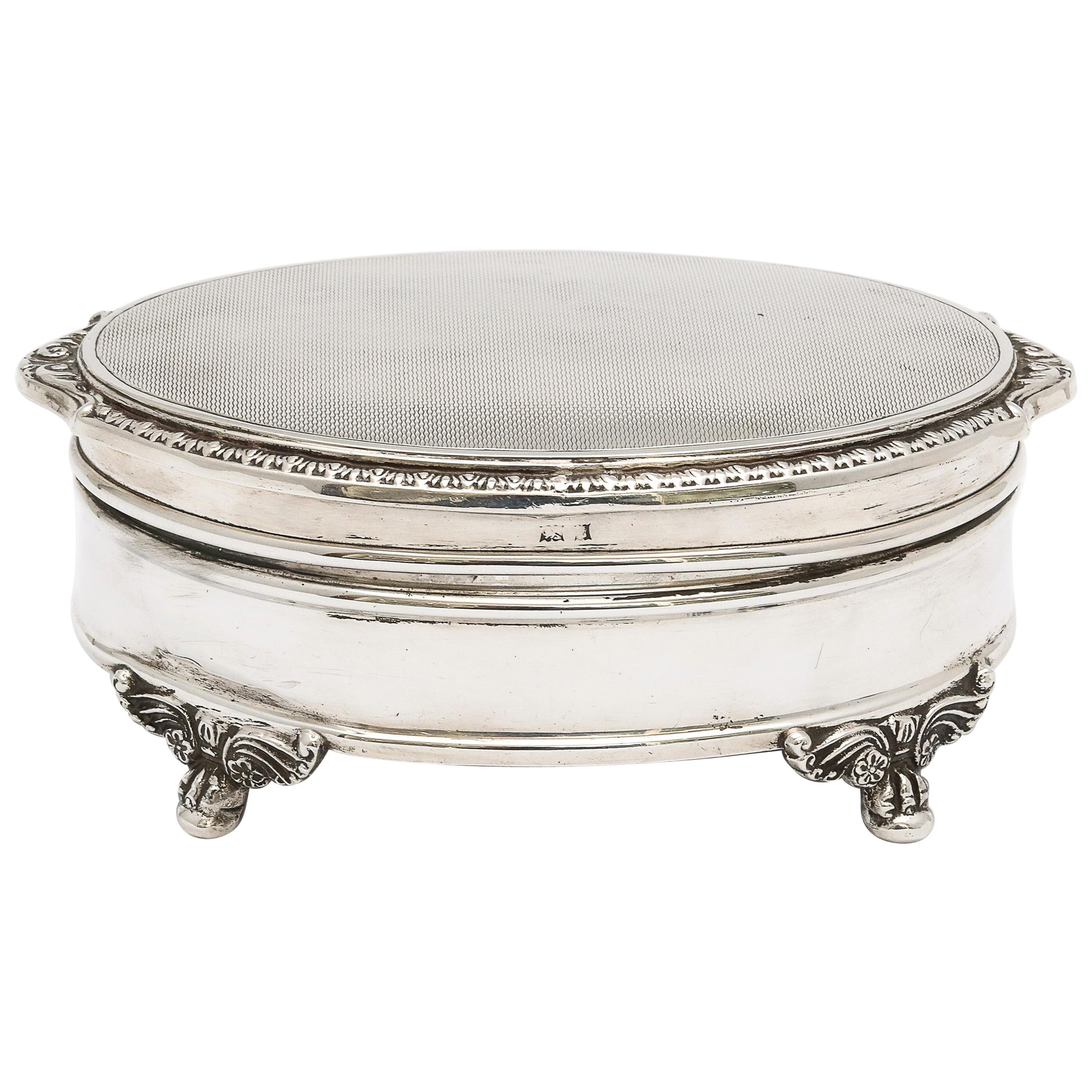 Boîte à bijoux en argent sterling de style victorien  Avec couvercle à charnière en vente