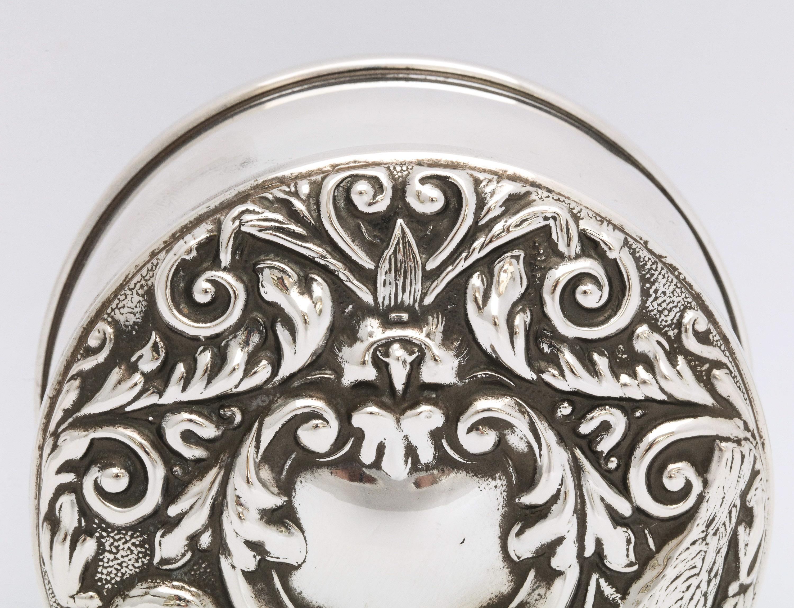 Boîte à bijoux de style victorien en argent sterling avec couvercle à charnière en vente 7