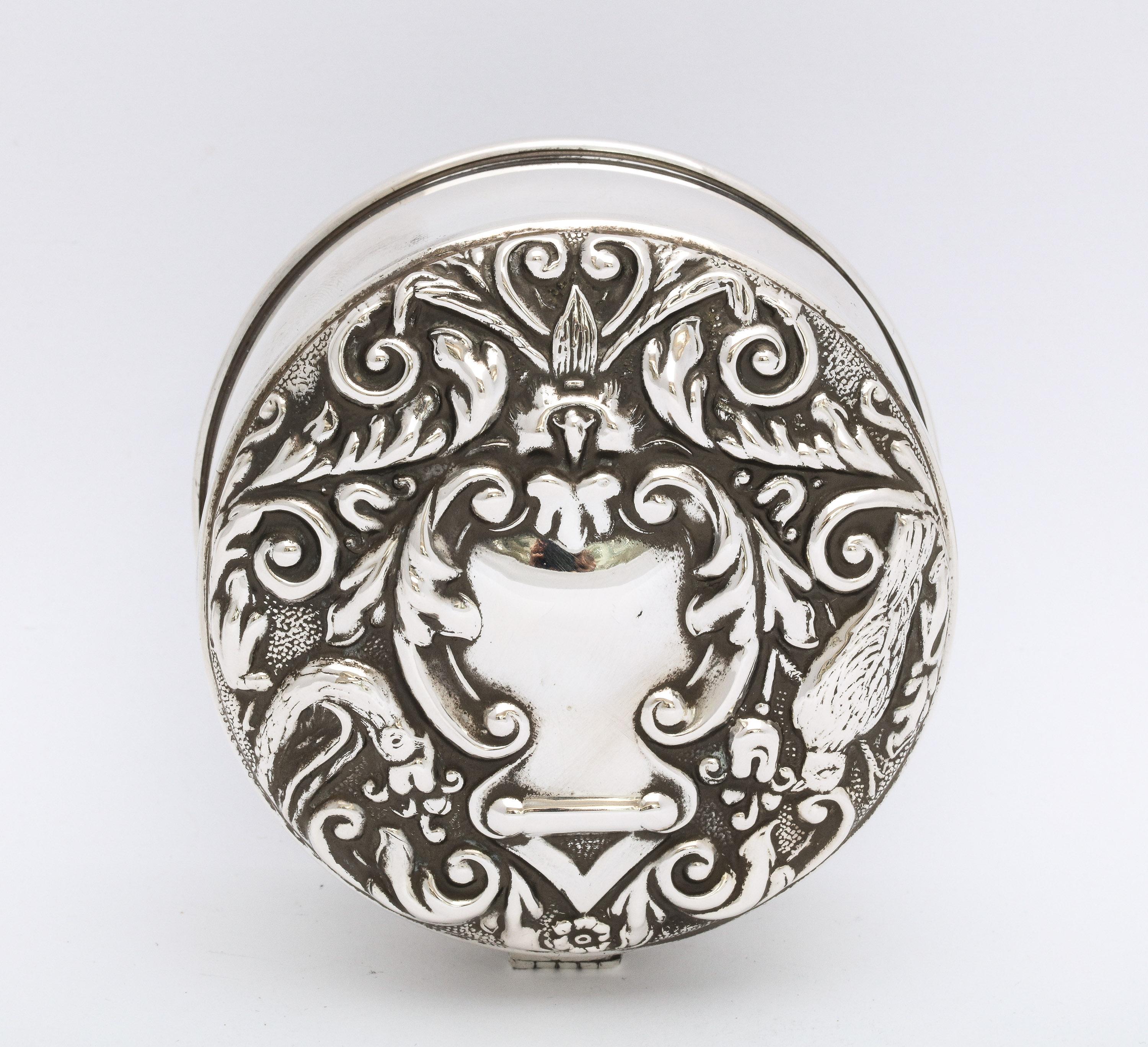 Victorien Boîte à bijoux de style victorien en argent sterling avec couvercle à charnière en vente