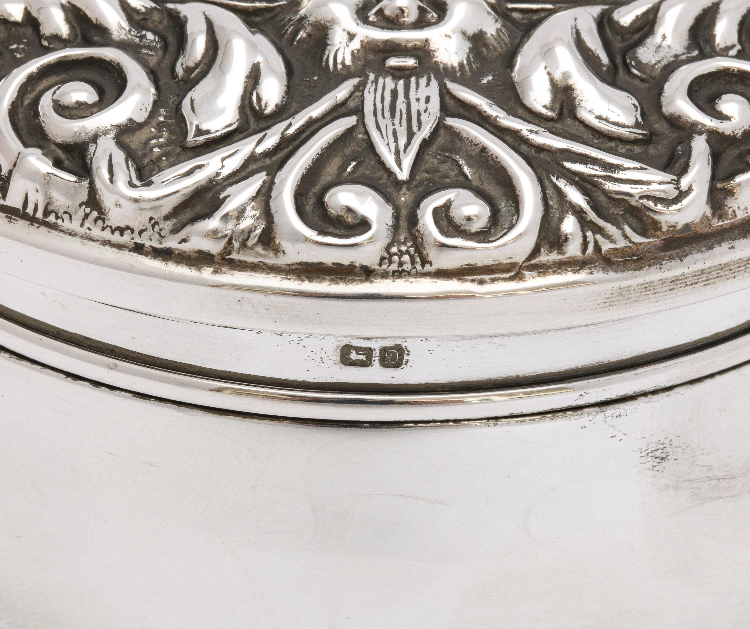 Viktorianisches Trinkettenkasten aus Sterlingsilber im viktorianischen Stil mit Scharnierdeckel im Zustand „Gut“ im Angebot in New York, NY