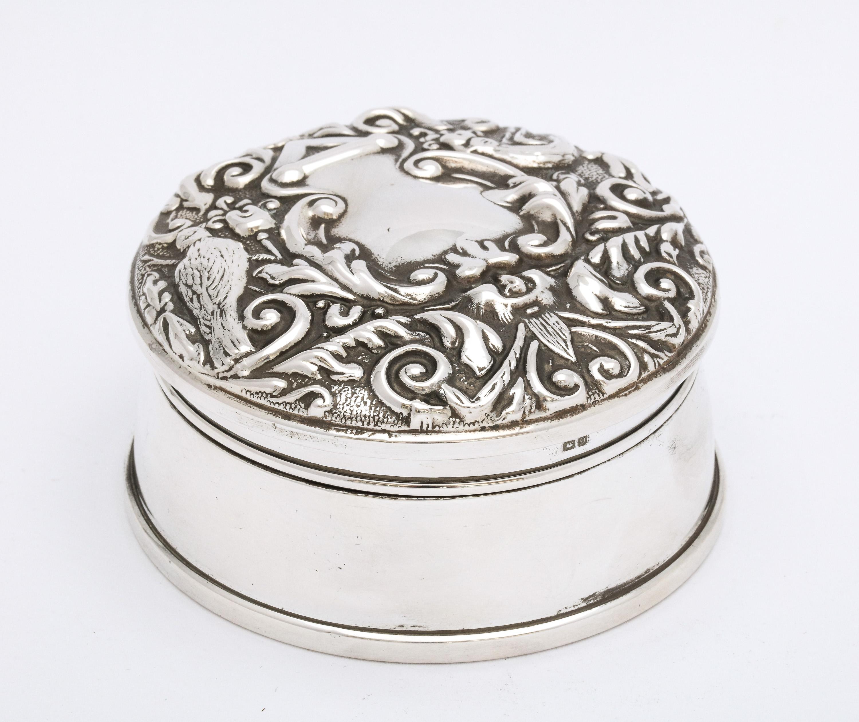 Boîte à bijoux de style victorien en argent sterling avec couvercle à charnière Bon état - En vente à New York, NY