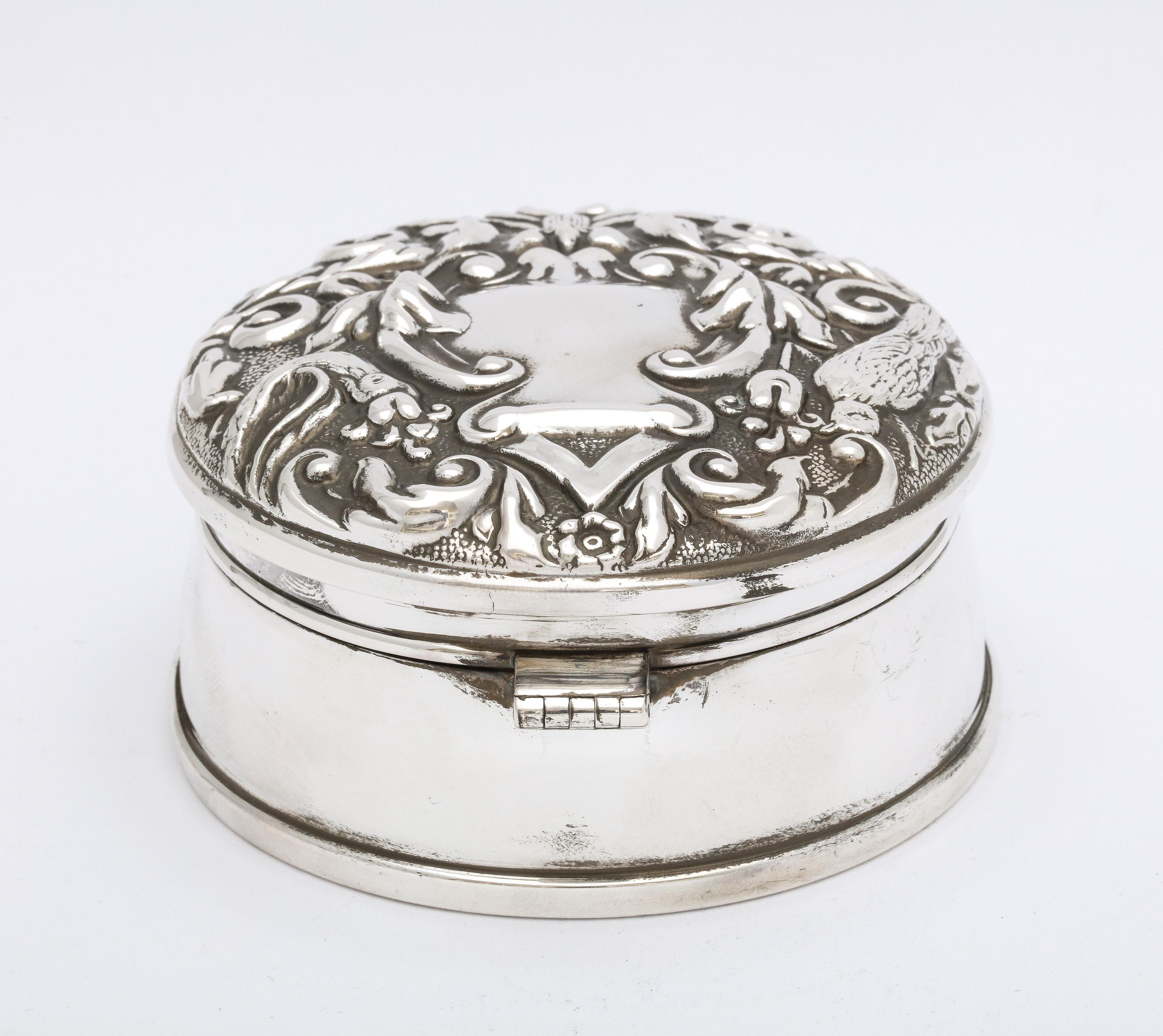 Victorian-Style Sterling Silver Trinkets Box with Hinged Lid In Good Condition For Sale In New York, NY