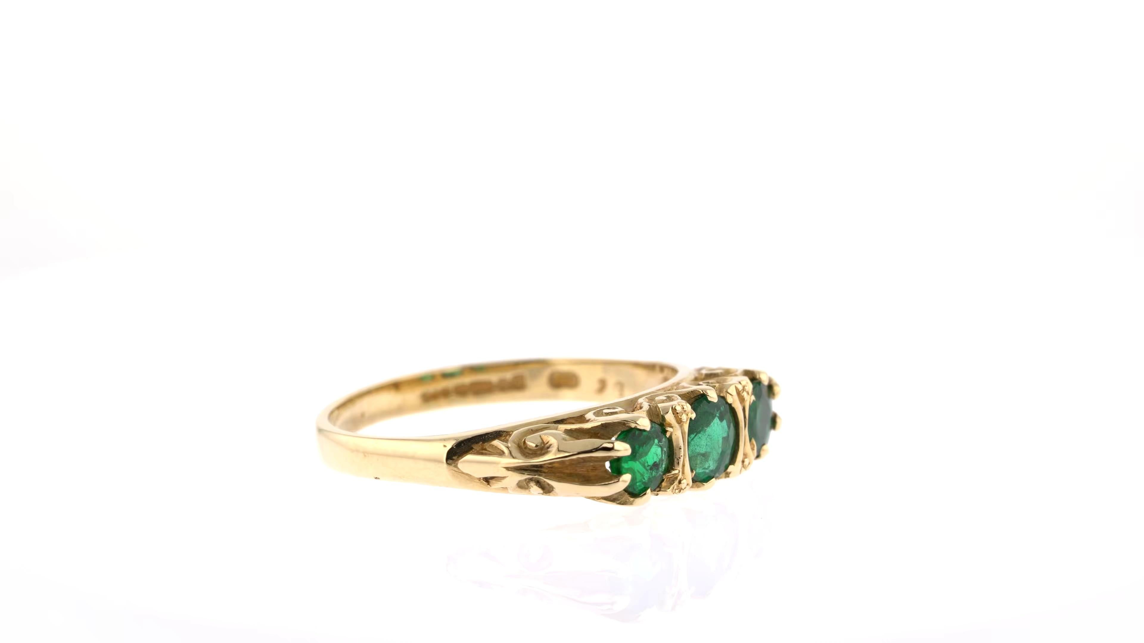 Bague de style victorien à trois pierres en or jaune et émeraude Bon état - En vente à London, GB