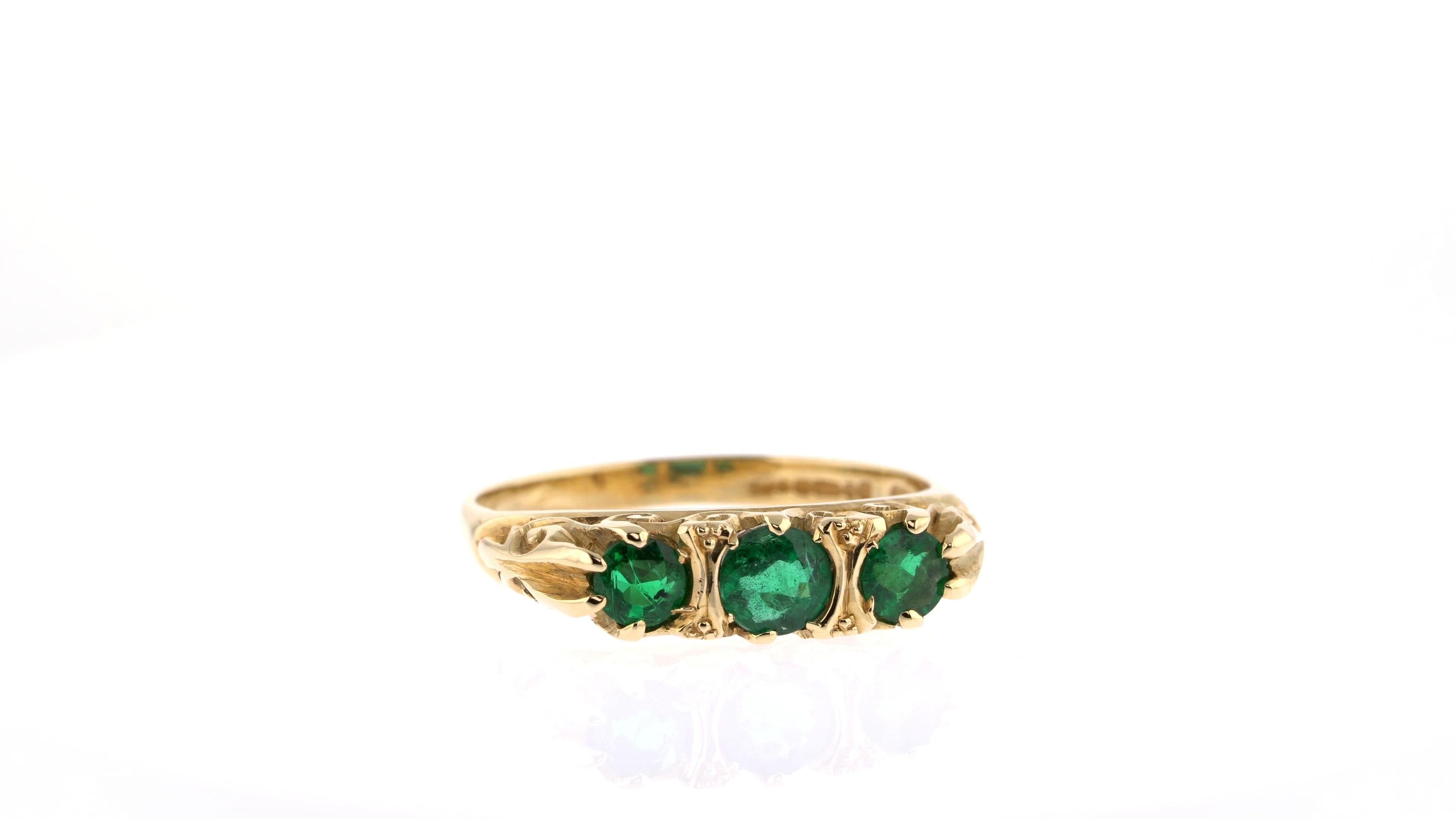 Round Cut Victorian Style Three-Stone Emerald Ring in Yellow Gold For Sale