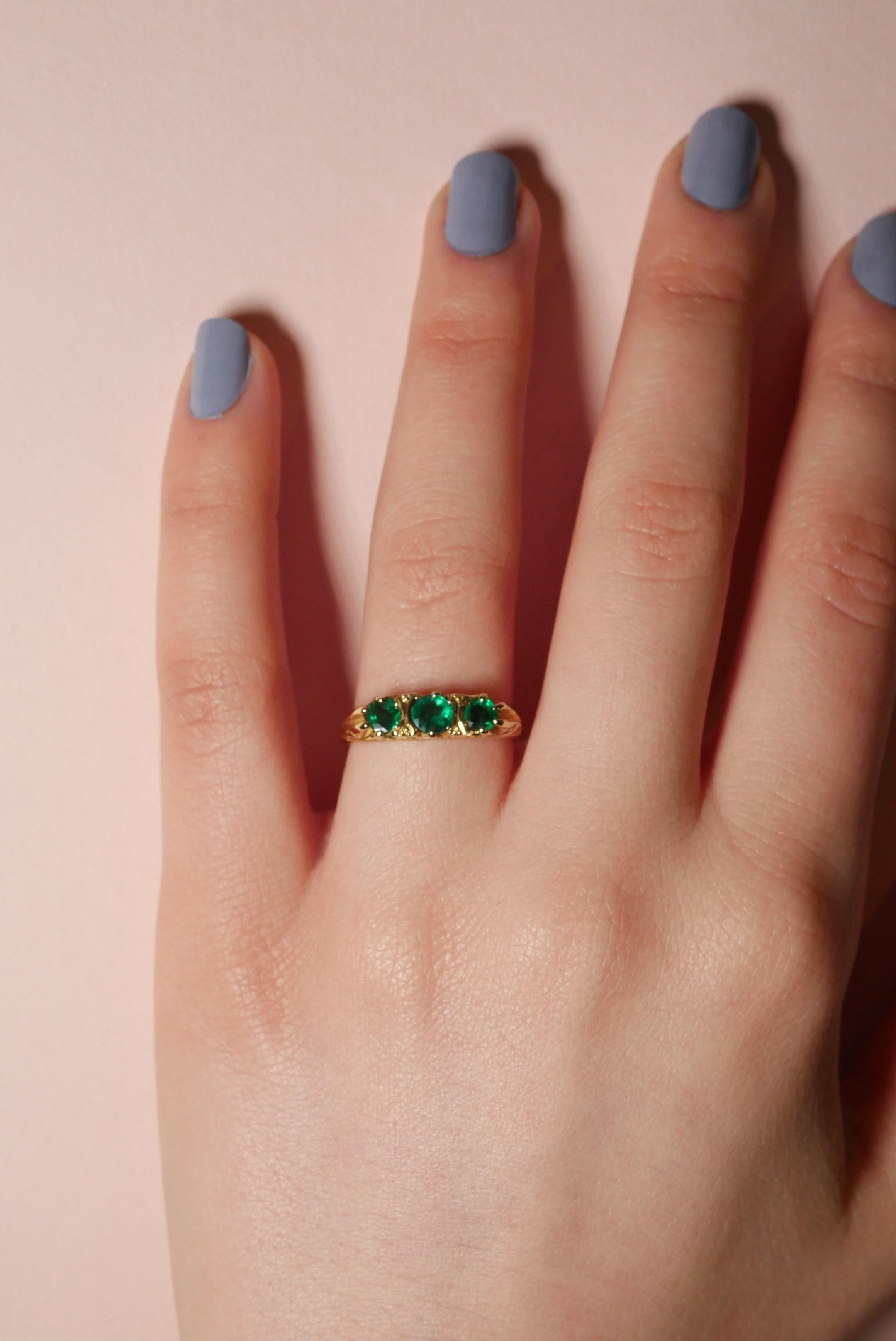 Taille ronde Bague de style victorien à trois pierres en or jaune et émeraude en vente