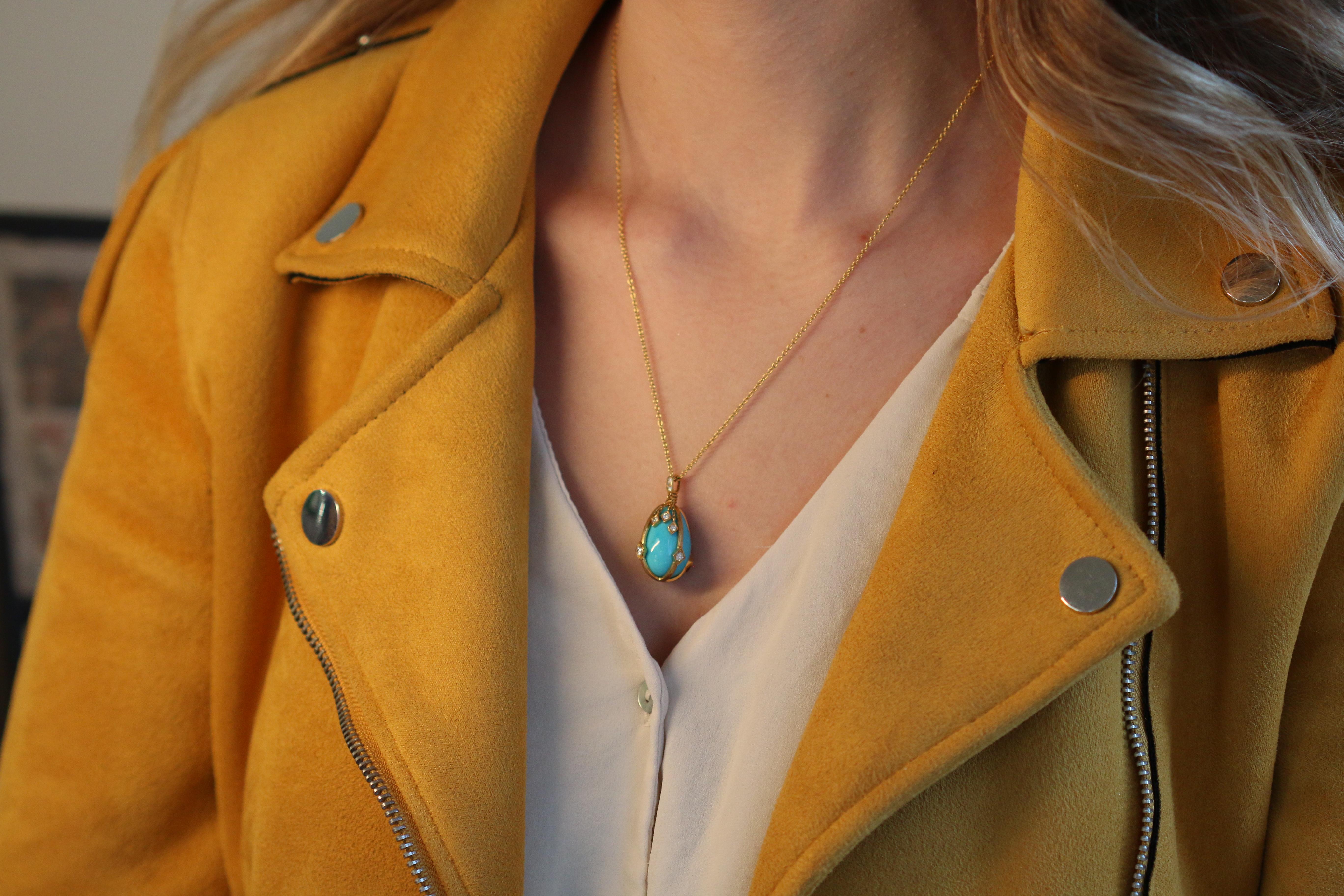 Winning its way into our hearts is this remarkably charming turquoise and diamond 18K yellow gold egg pendant.

A refreshingly coloured blue egg of turquoise sits in a rich cage of 18K yellow gold. The top loop of the pendant is embellished with