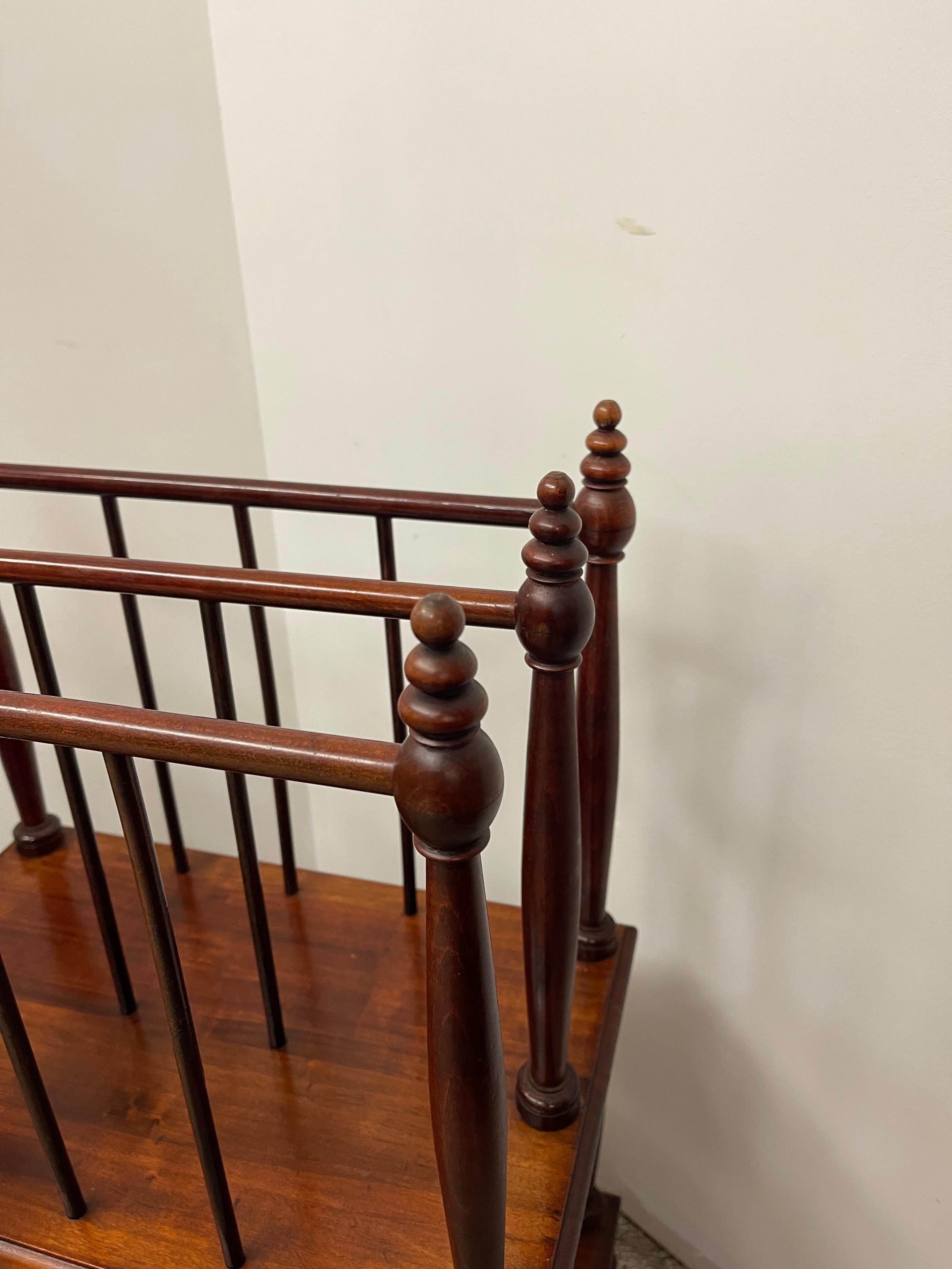 Portariviste a due piani in stile vittoriano con sostegni a fuso torniti In condizioni buone in vendita a Seattle, WA