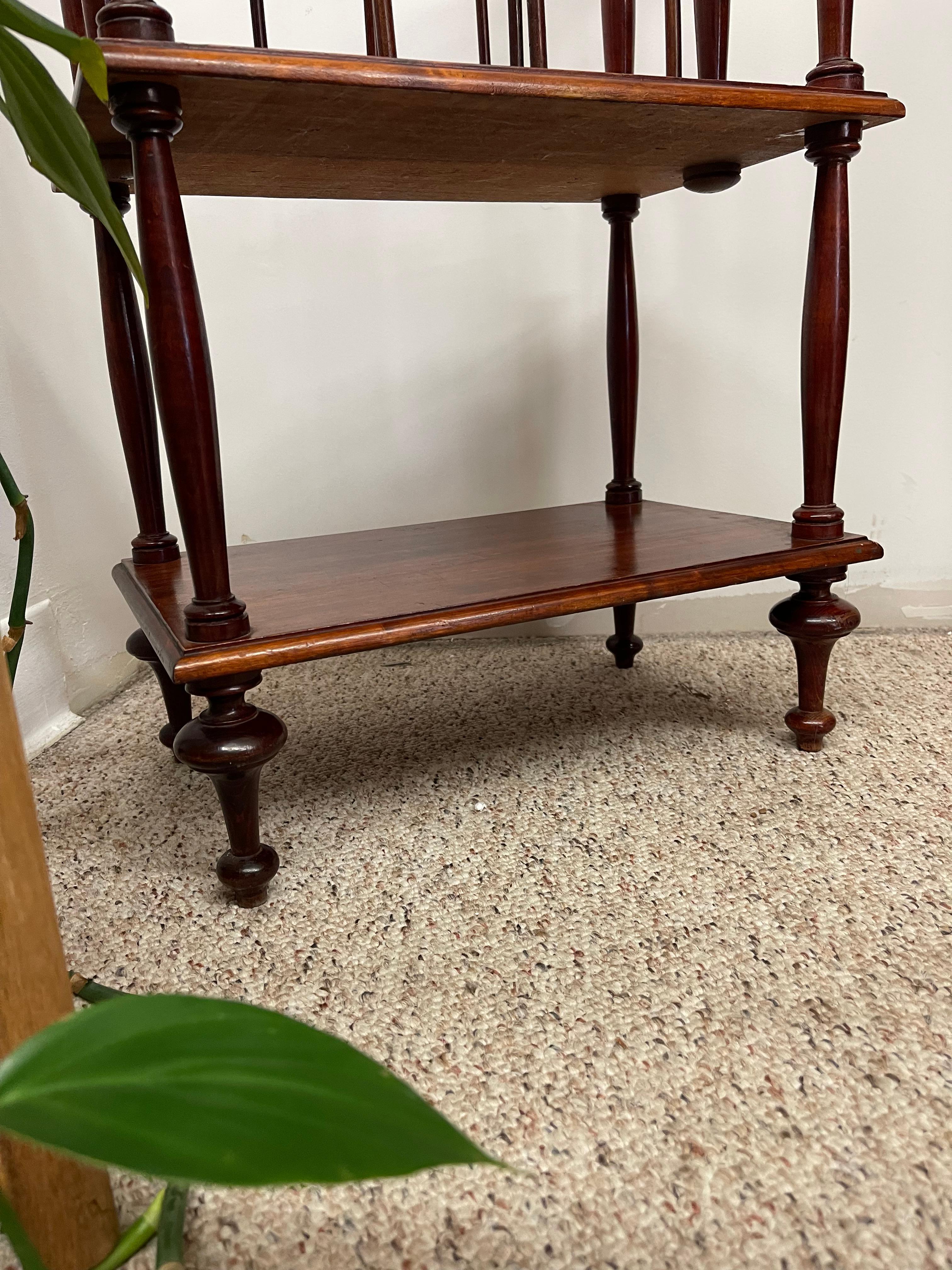 Portariviste a due piani in stile vittoriano con sostegni a fuso torniti in vendita 1