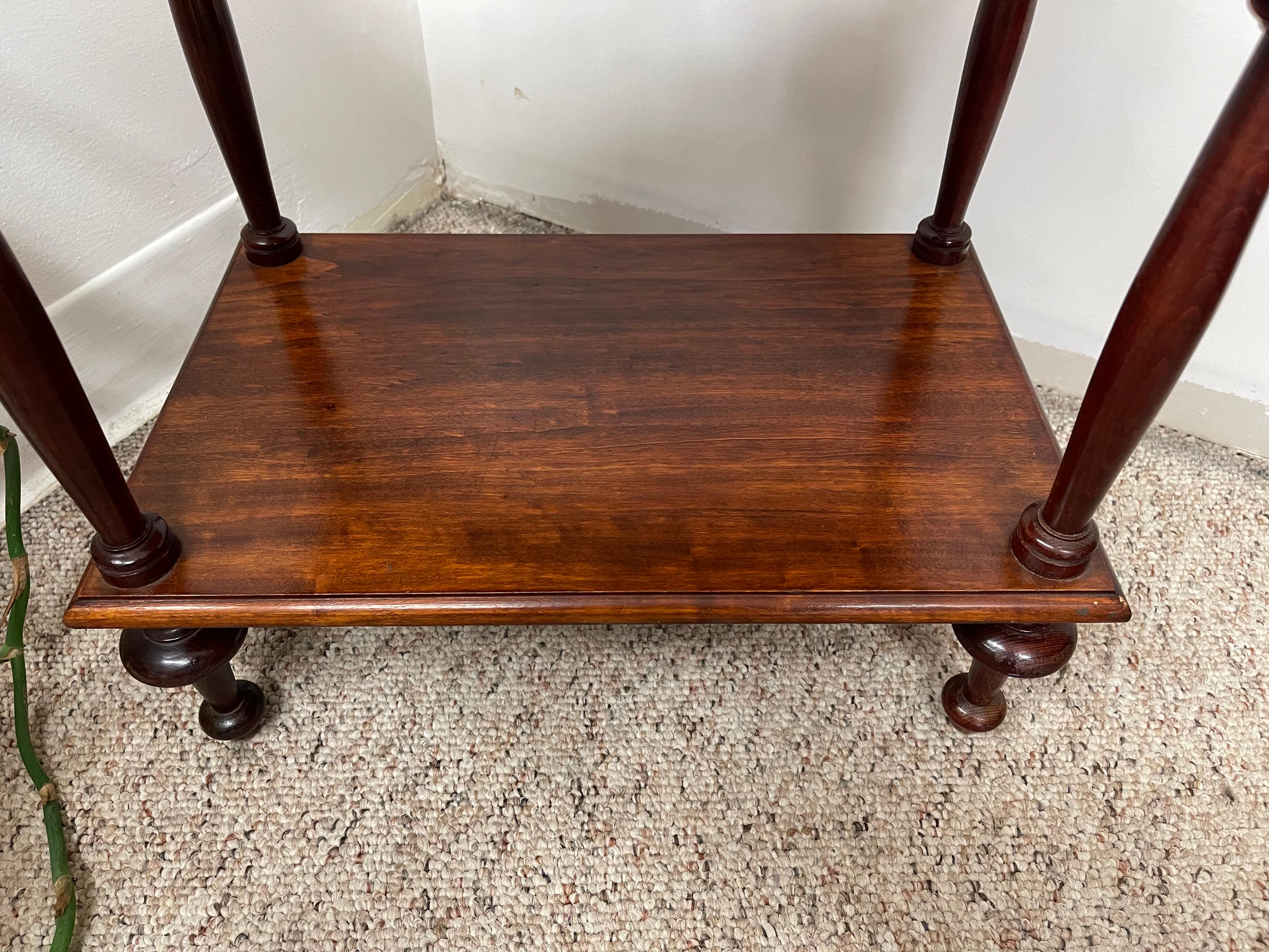 Portariviste a due piani in stile vittoriano con sostegni a fuso torniti in vendita 2