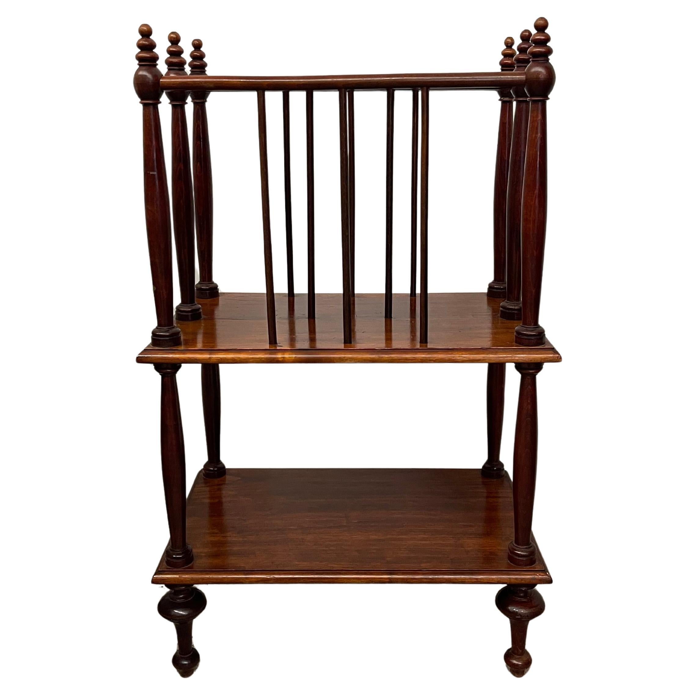 Porte-revues à deux niveaux de style victorien avec supports en fuseaux tournés