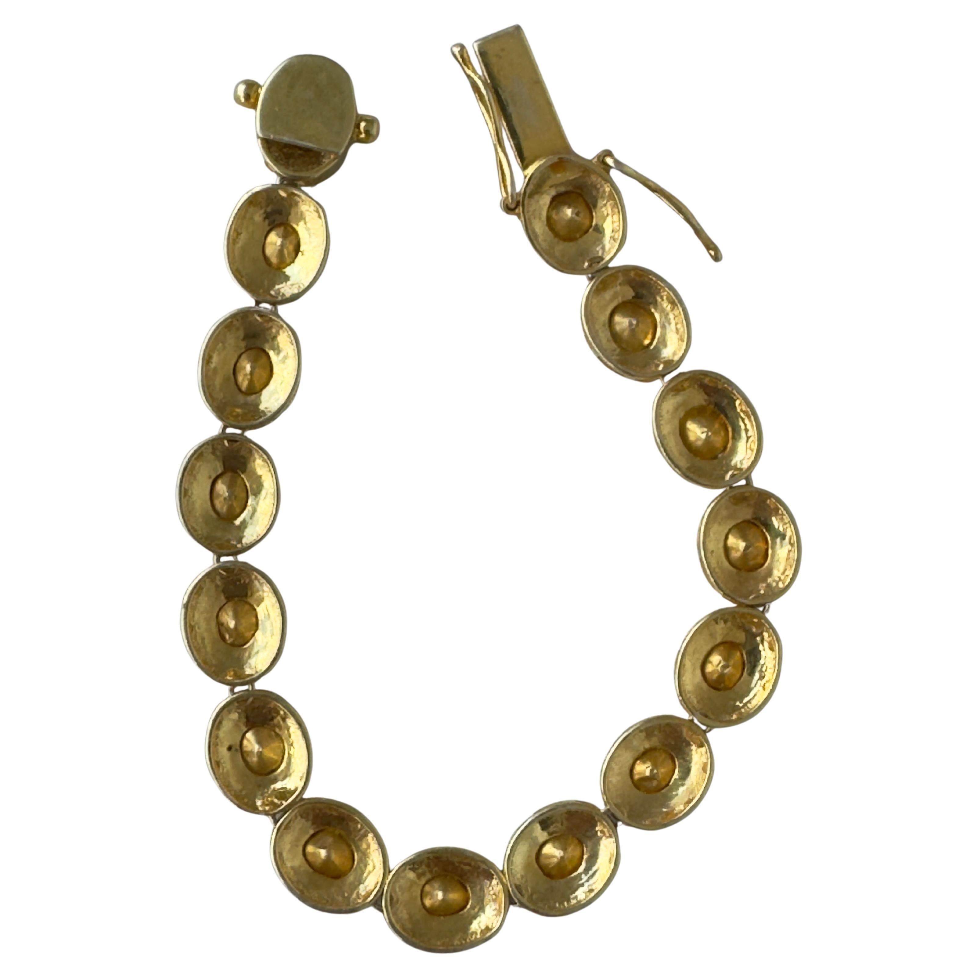 Pulsera de diamantes en bruto estilo victoriano
La impresionante pulsera artesanal lleva 15 diamantes naturales en bruto de unos 3,690 quilates, montados en plata de ley chapada en oro de 18 quilates y acentuada con esmalte negro. Peso total 22.294