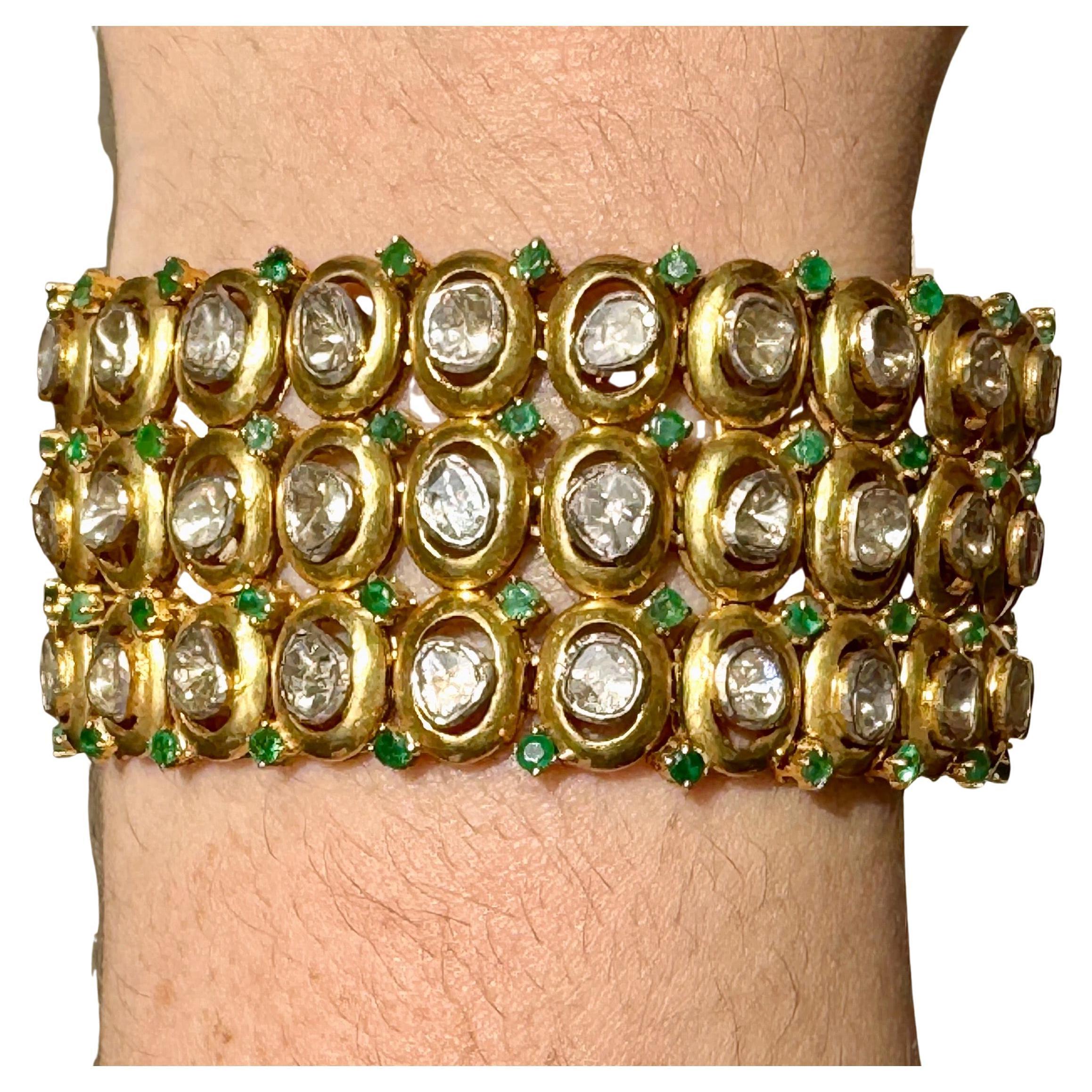 Pulsera de diamantes en bruto estilo victoriano
Esta impresionante pulsera artesanal incluye 67 diamantes naturales en bruto de unos 11,720 quilates y una esmeralda redonda de unos 4,380 quilates montados en plata de ley chapada en oro de 18