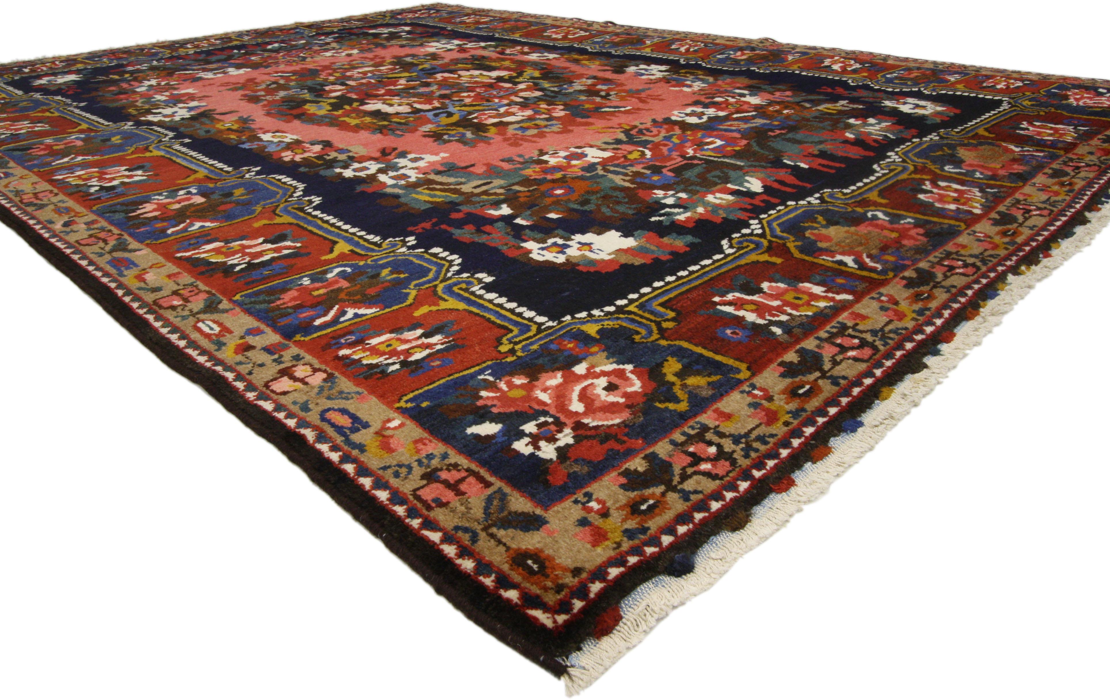 Persischer Bibibaff Bakhtiari Gol Farang Vintage-Teppich mit Perlenbordüre, Bibibaff (Moderne) im Angebot