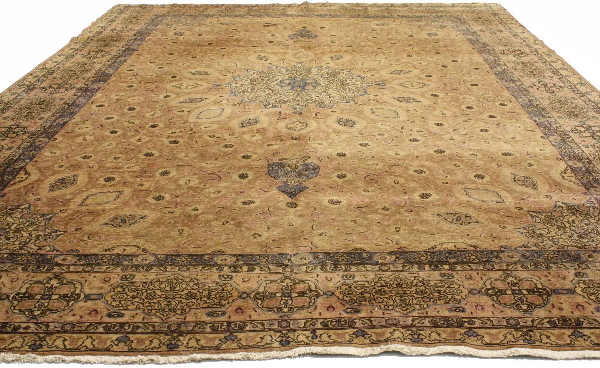 76296 Tappeto Tabriz persiano vintage in stile vittoriano con medaglione a stella rotondo. Sontuoso e lucente, questo tappeto Tabriz persiano vintage in lana annodato a mano in stile vittoriano possiede un'energia palpabile che si manifesta nelle